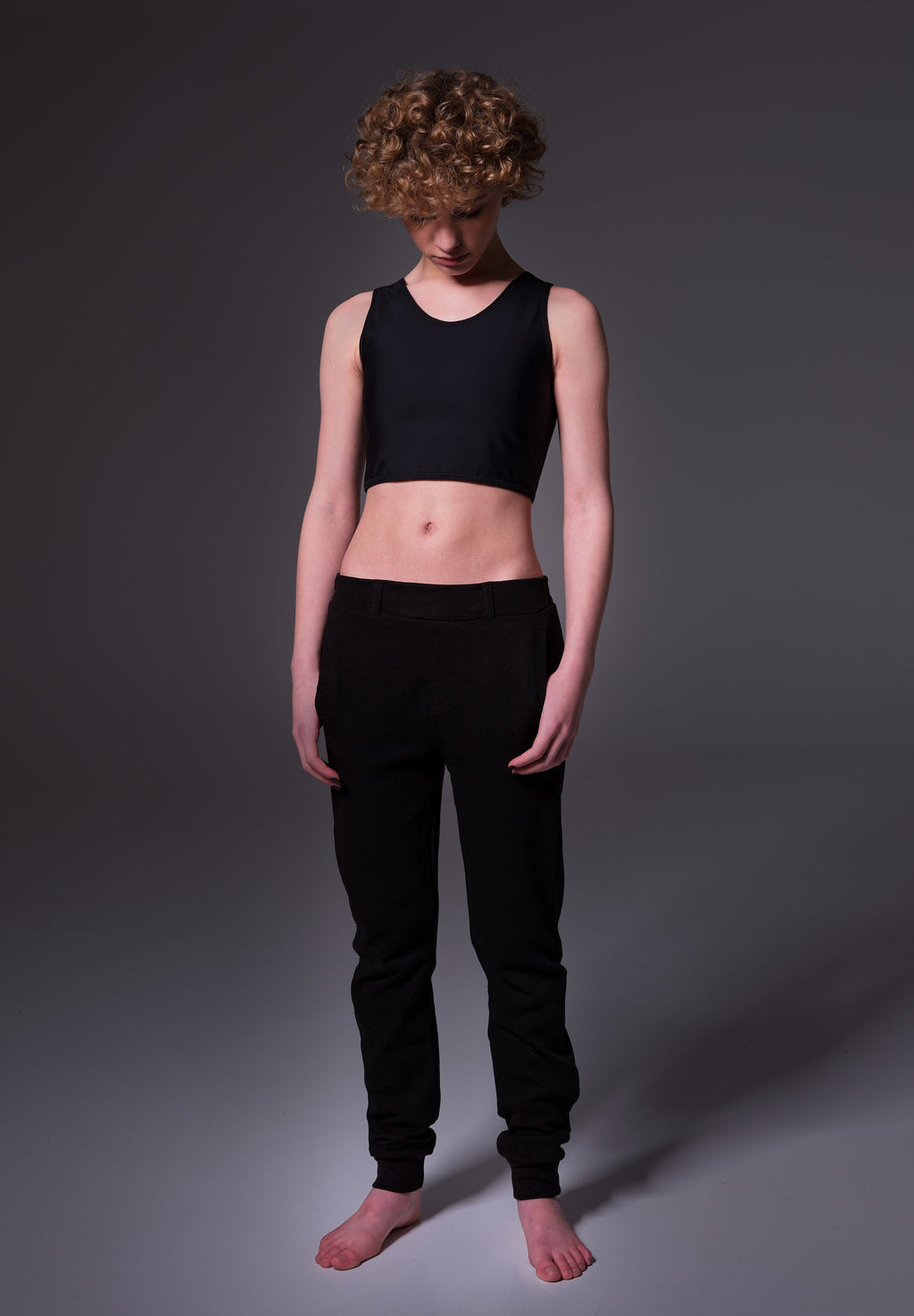 UNTAG Gym Extra Strong Short Binder in Schwarz, von einem Model getragen