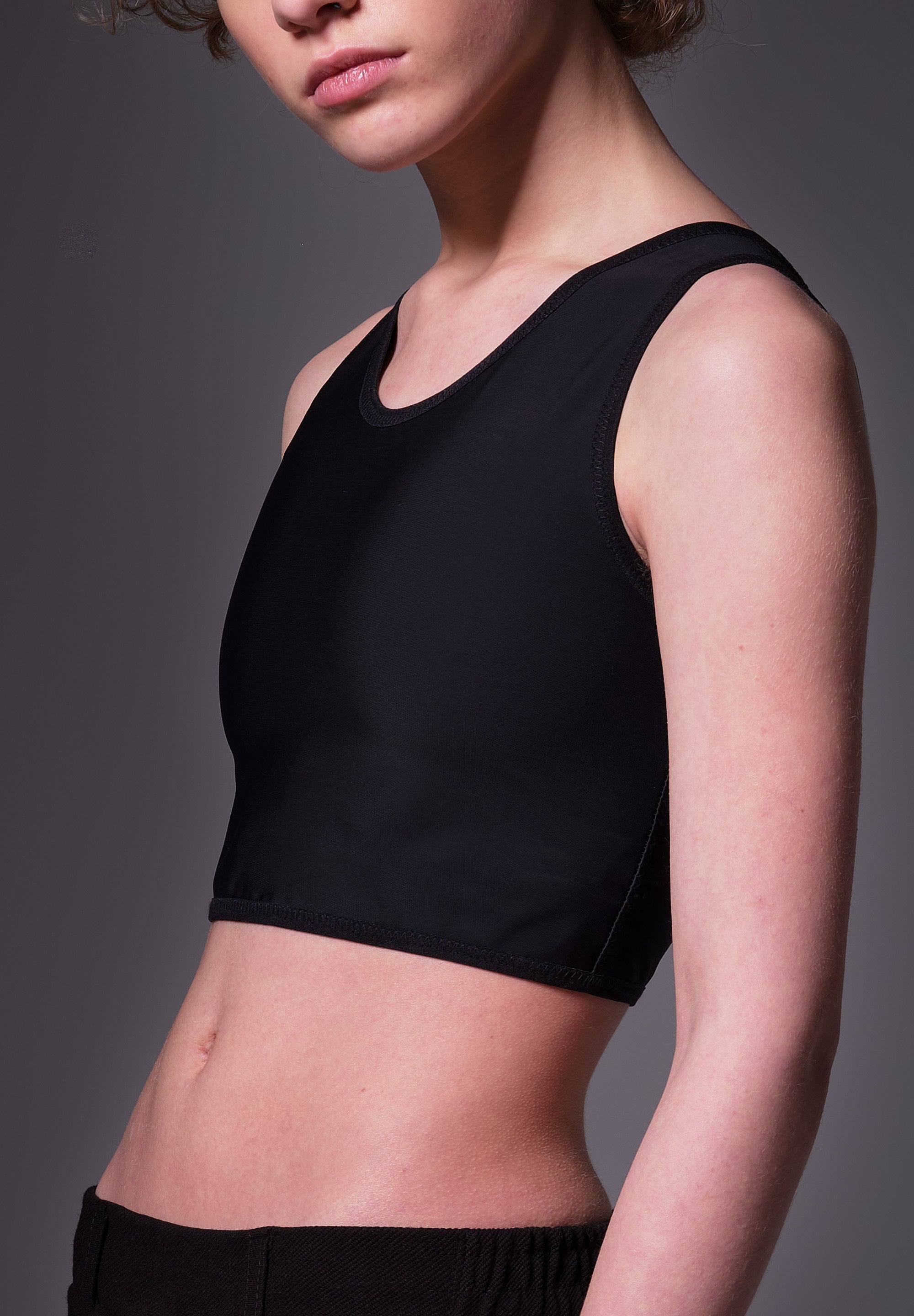UNTAG Gym Extra Strong Short Binder in Schwarz, von einem Model getragen, alternative Ansicht
