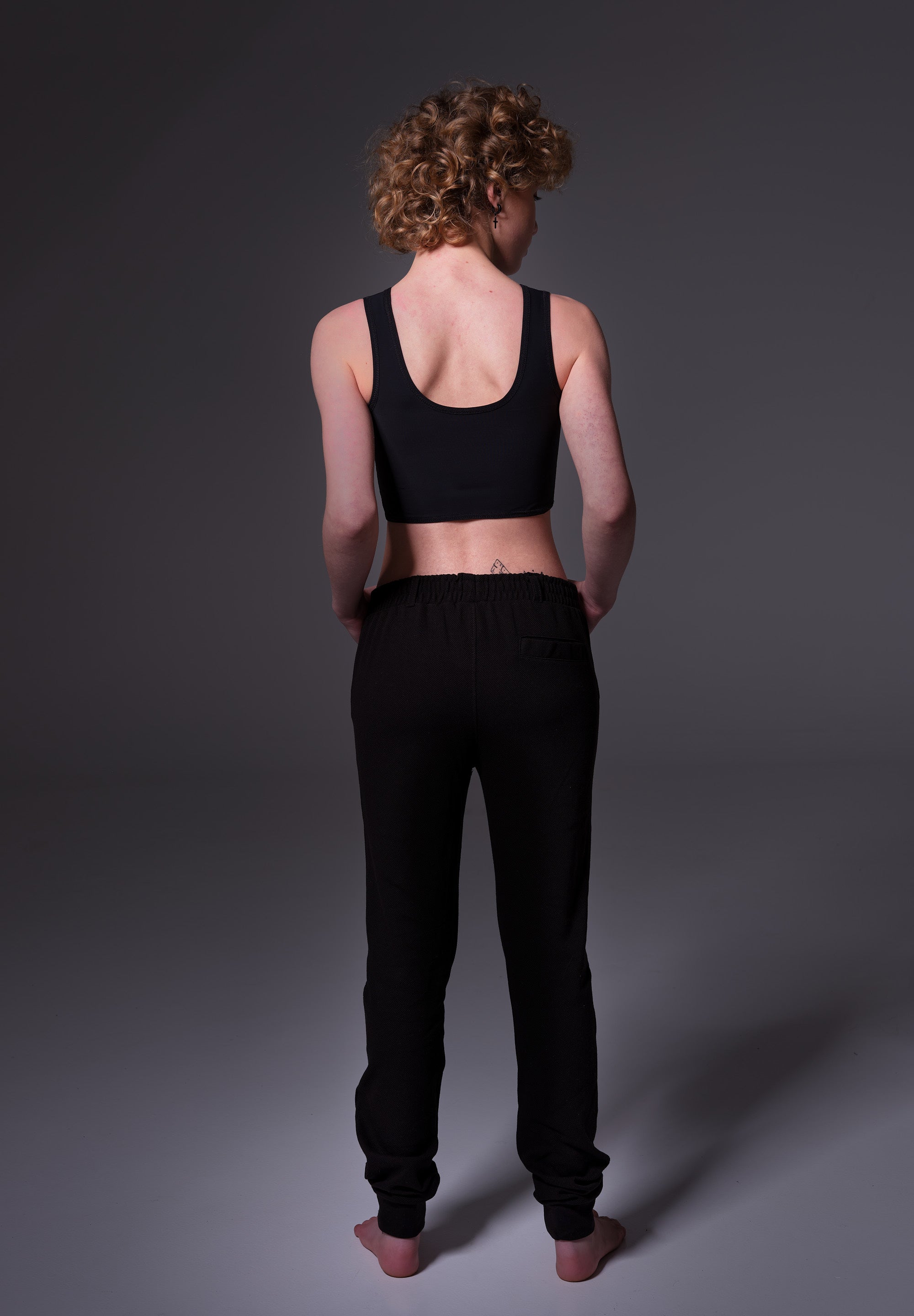 UNTAG Gym Extra Strong Short Binder in Schwarz, von einem Model getragen, mit flacher Kompression