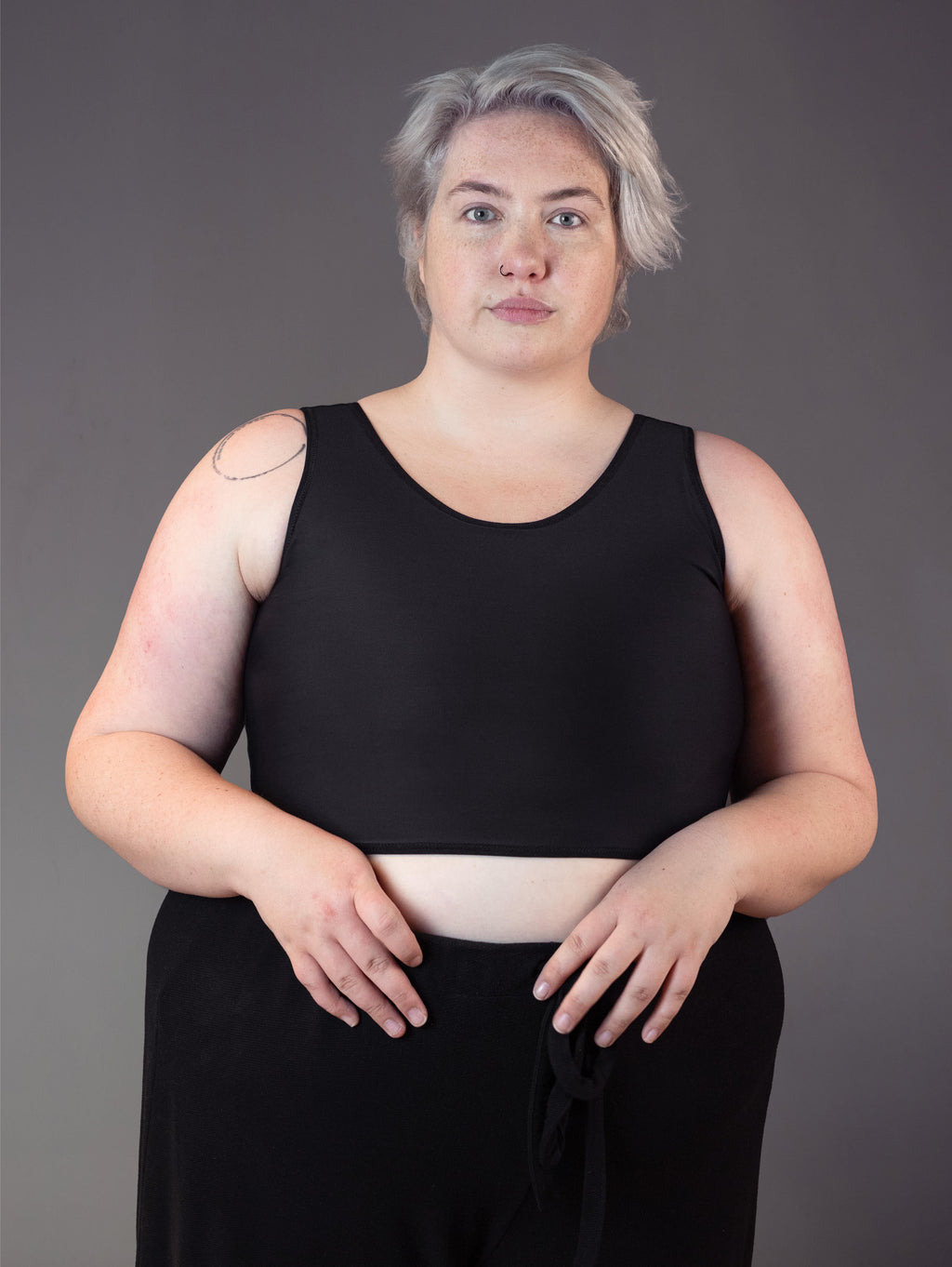 UNTAG Gym Extra Strong Short Binder Vorderansicht in Schwarz