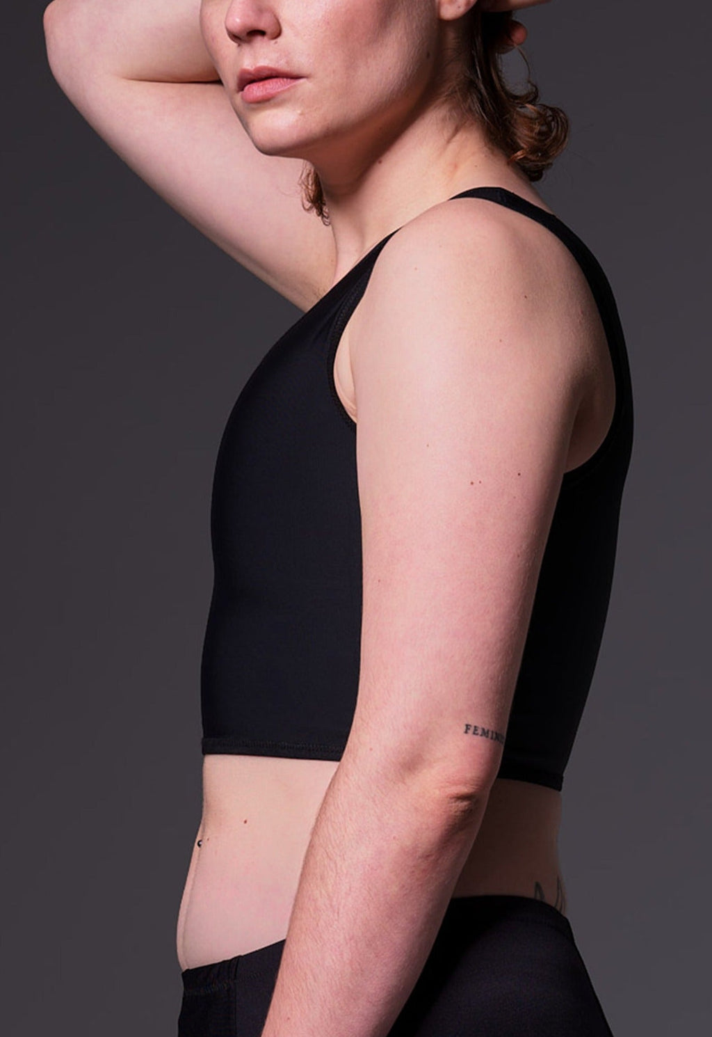 UNTAG Extra Strong Short Binder von einem Model getragen in Schwarz