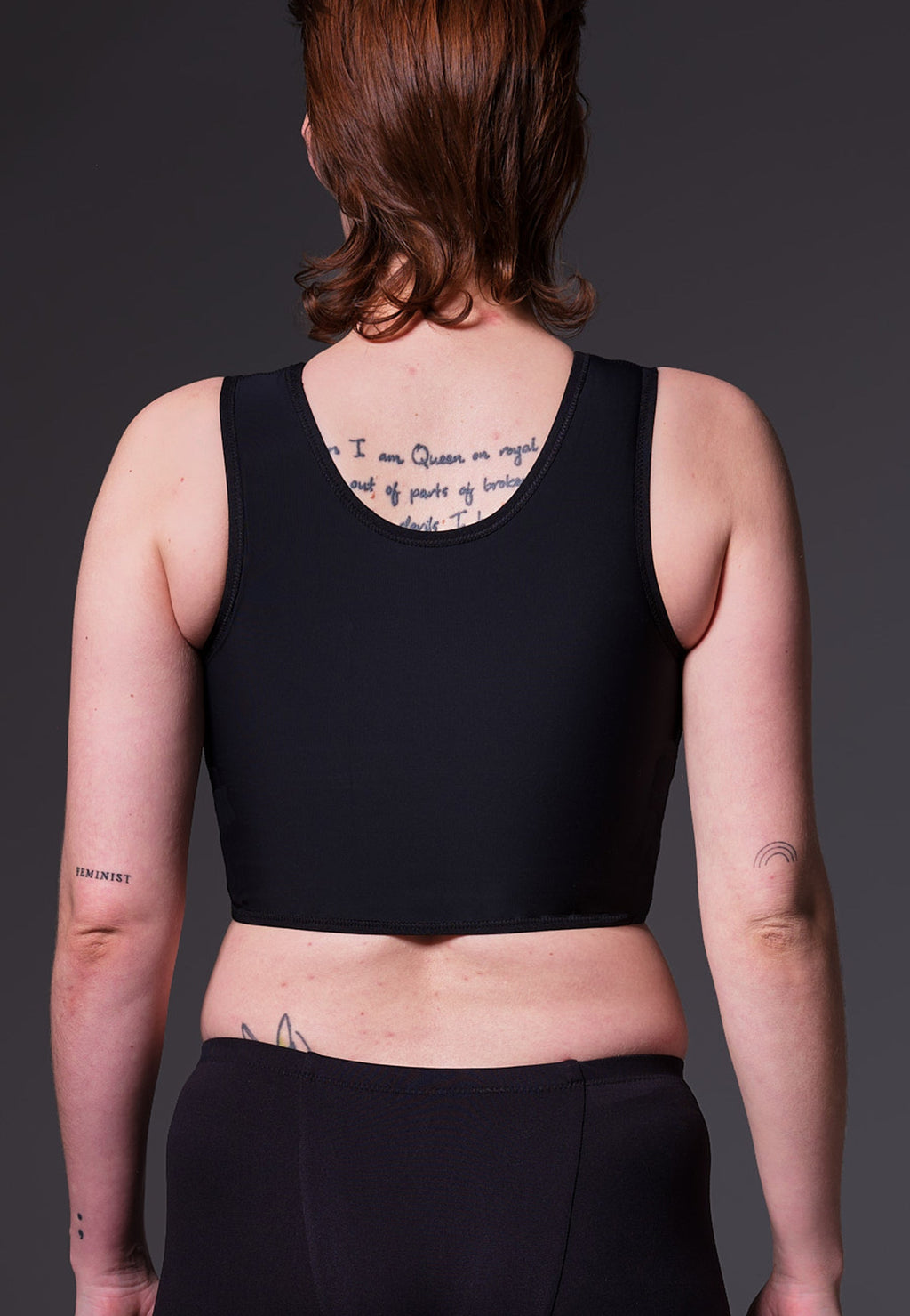 UNTAG Extra Strong Short Binder in Schwarz, von einem Model getragen, alternative Ansicht