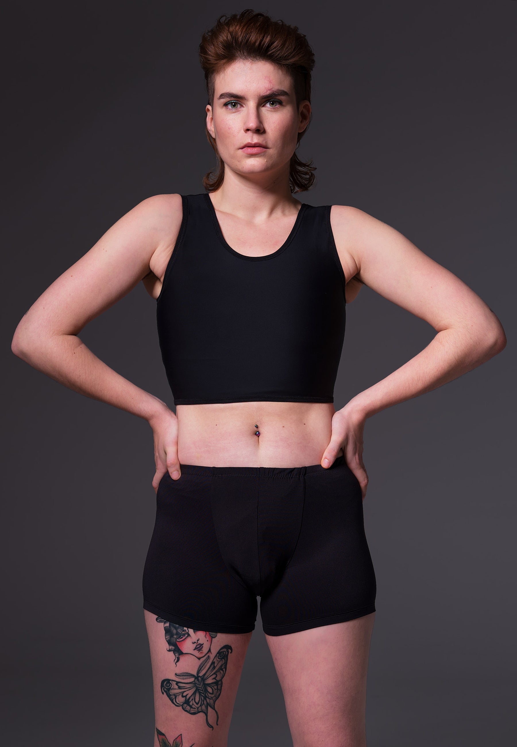 UNTAG Extra Strong Short Binder in Schwarz, von einem Model getragen, mit flacher Kompression