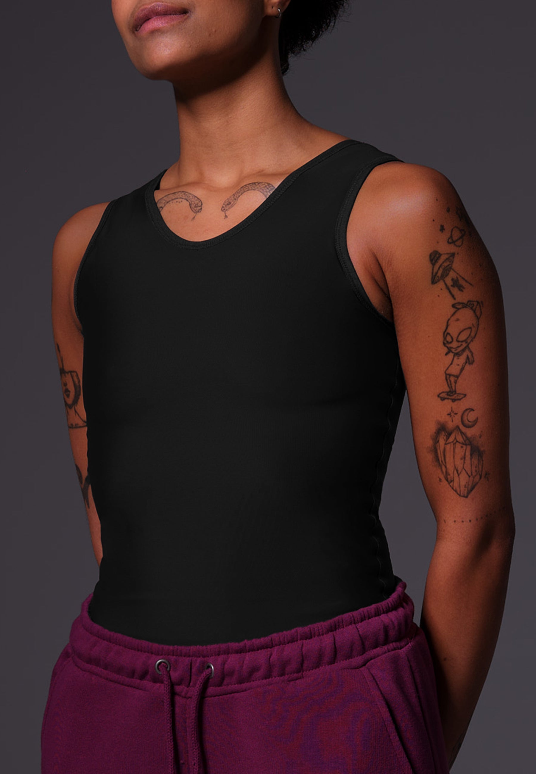 UNTAG Extra Strong Long Shirt Binder von einem Model getragen in Schwarz