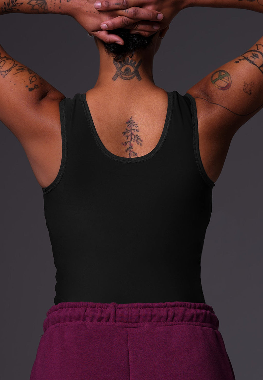 UNTAG Extra Strong Long Shirt Binder von einem Model getragen in Schwarz (3)