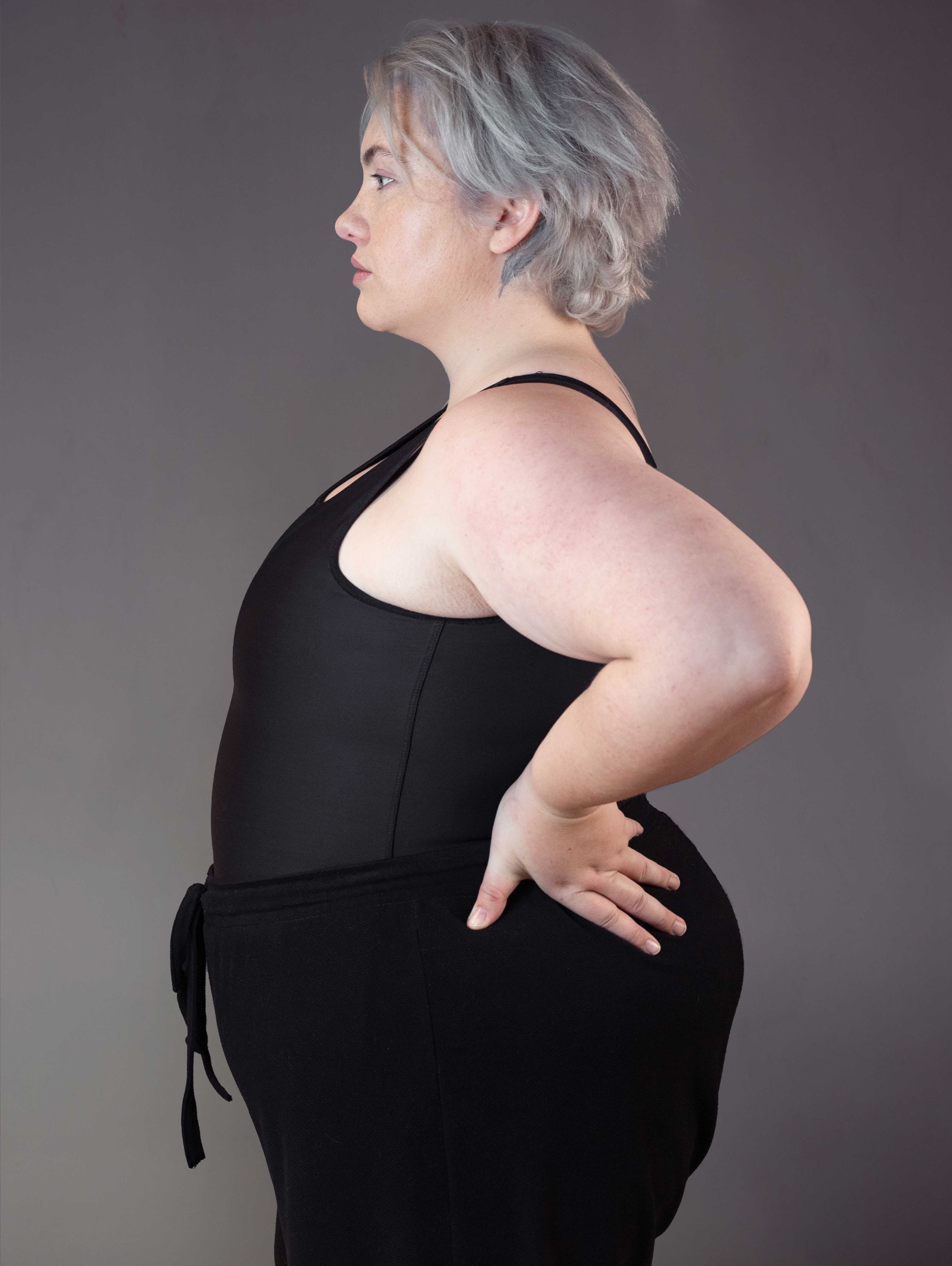 UNTAG Extra Strong Long Shirt Binder Seitenansicht in Schwarz (2)