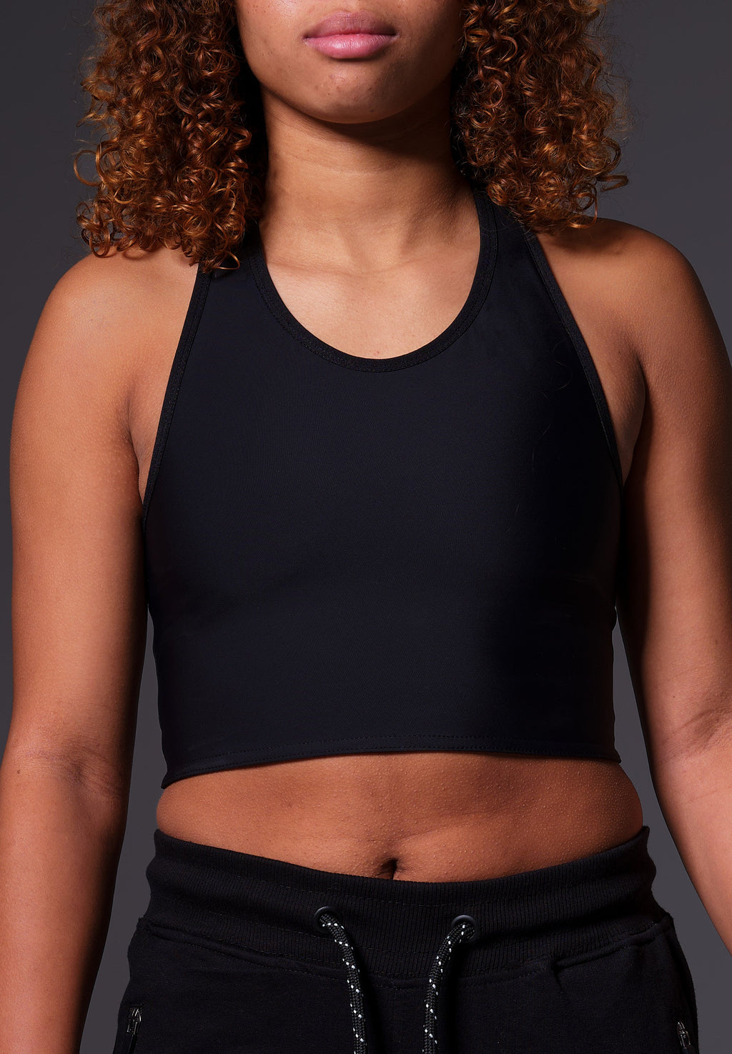 UNTAG Tank Short Binder von einem Model getragen in Schwarz (2)