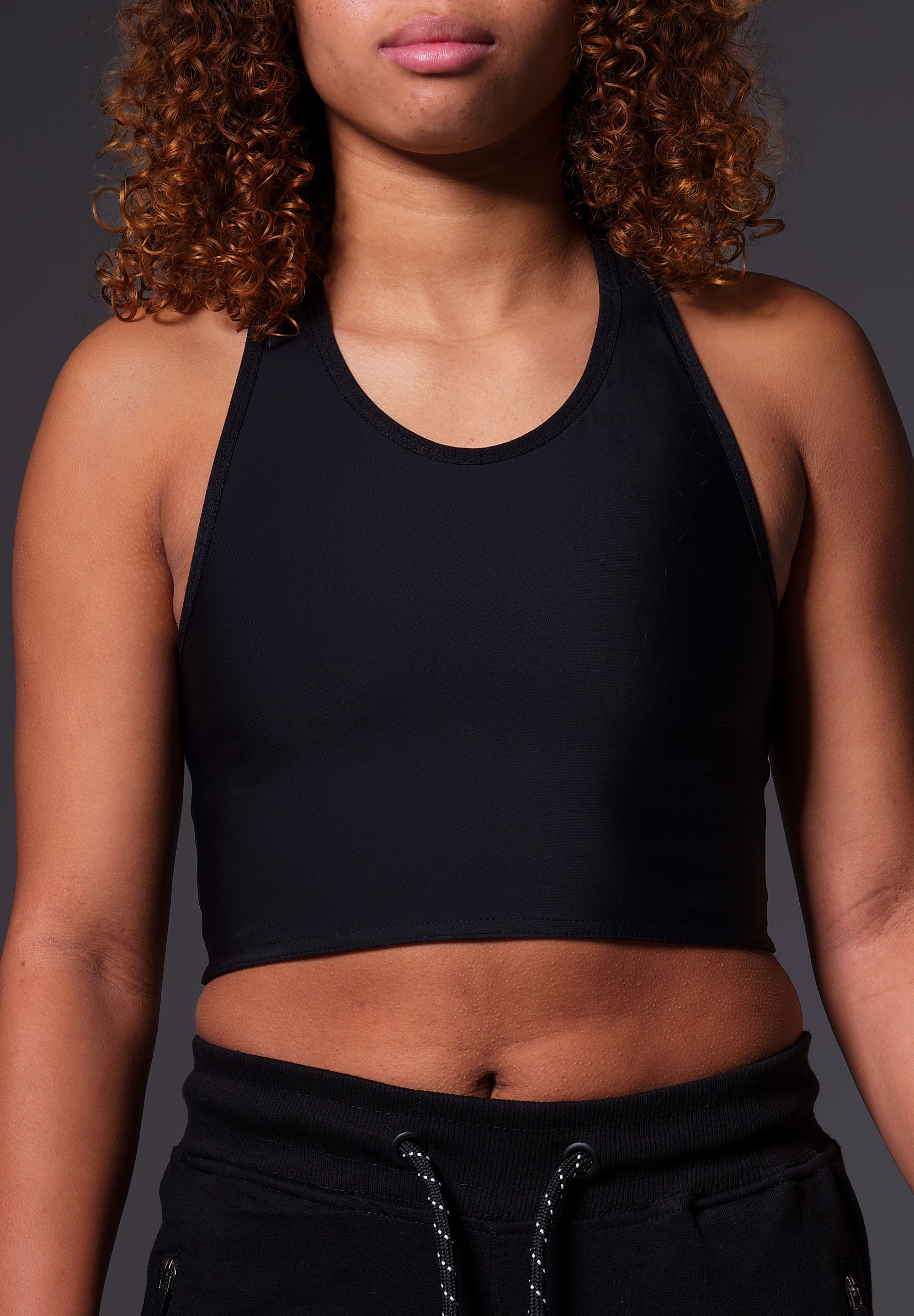 UNTAG Tank Short Binder von einem Model getragen in Schwarz (2)