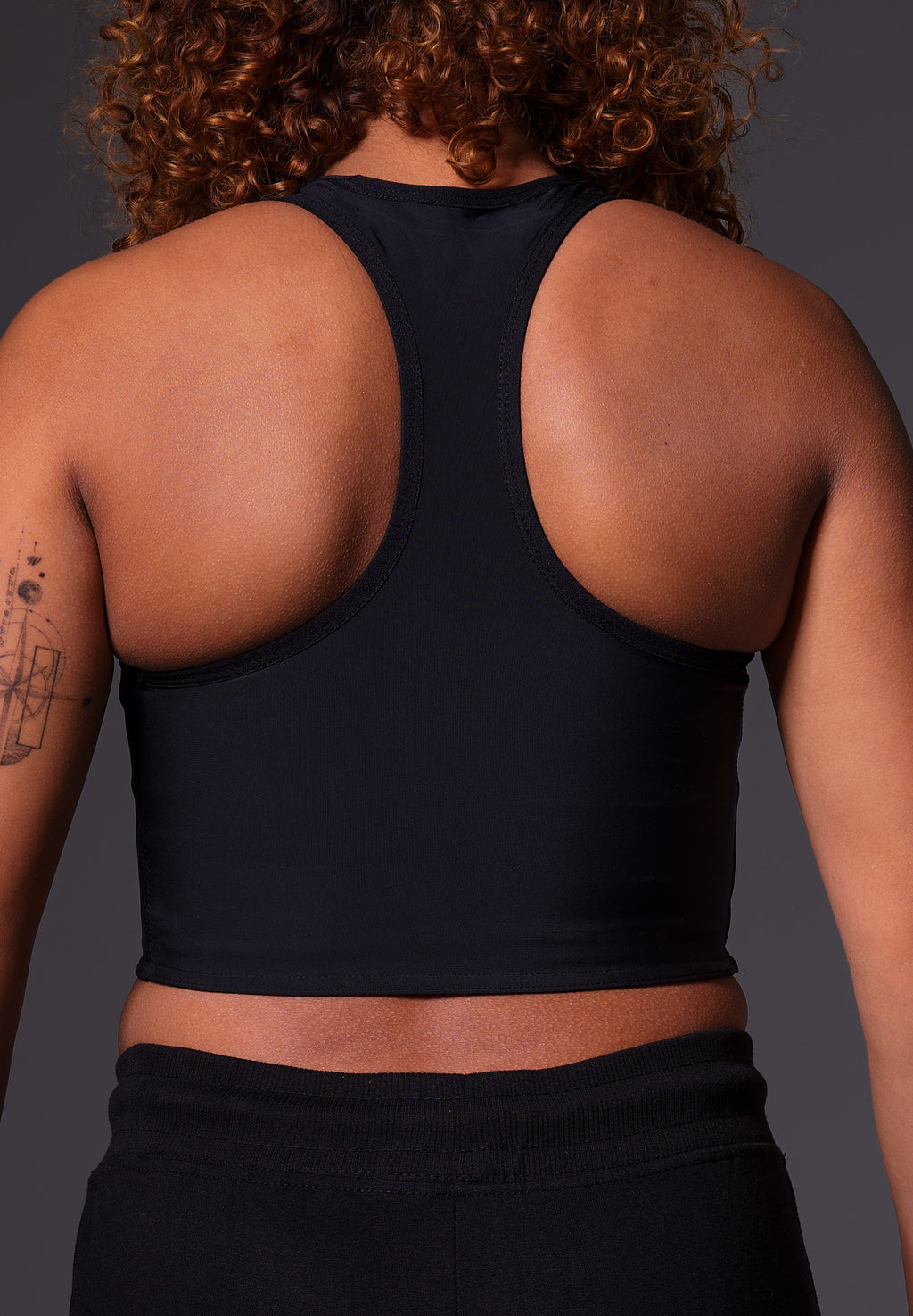 UNTAG Tank Short Binder von einem Model getragen in Schwarz