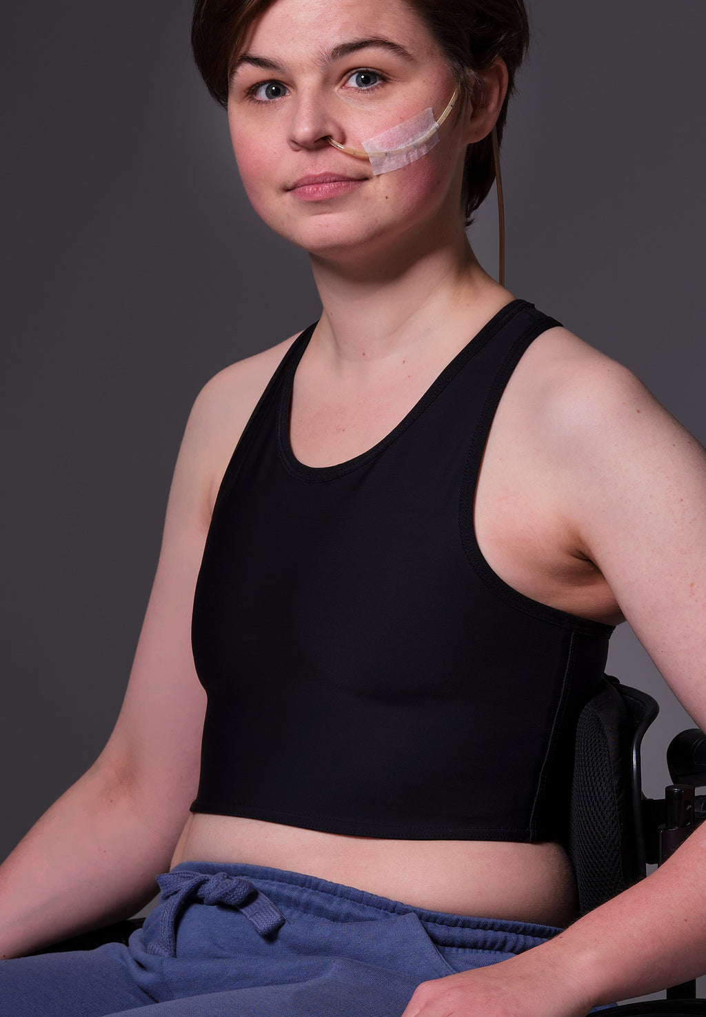 UNTAG Tank Short Binder von einem Model getragen in Schwarz (4)