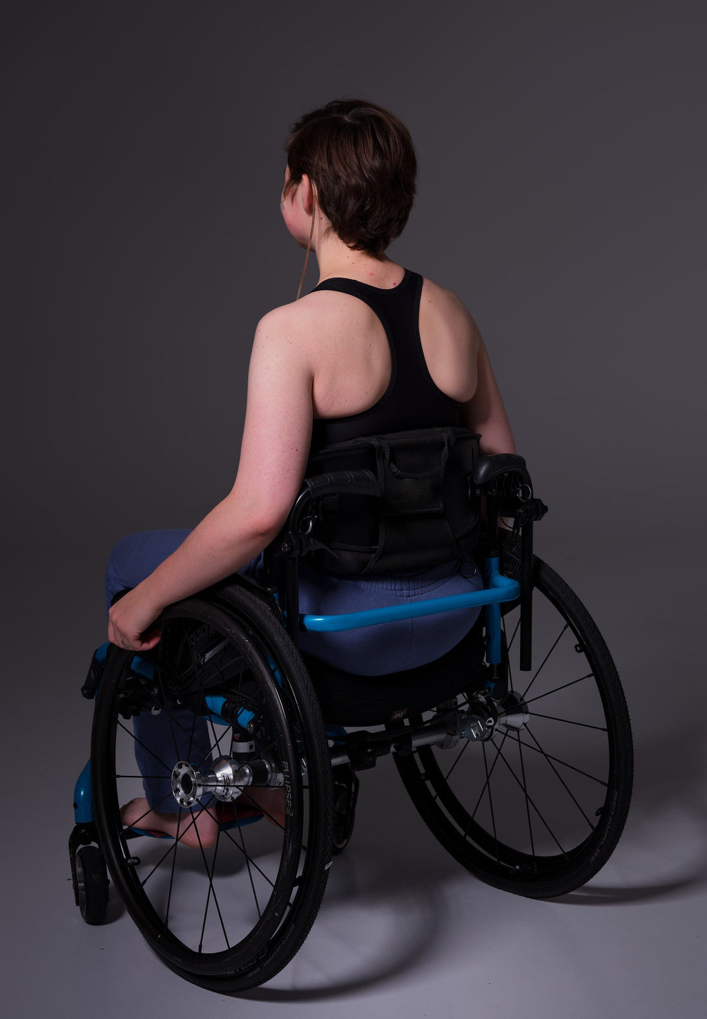 UNTAG Tank Short Binder von einem Model getragen in Schwarz (6)