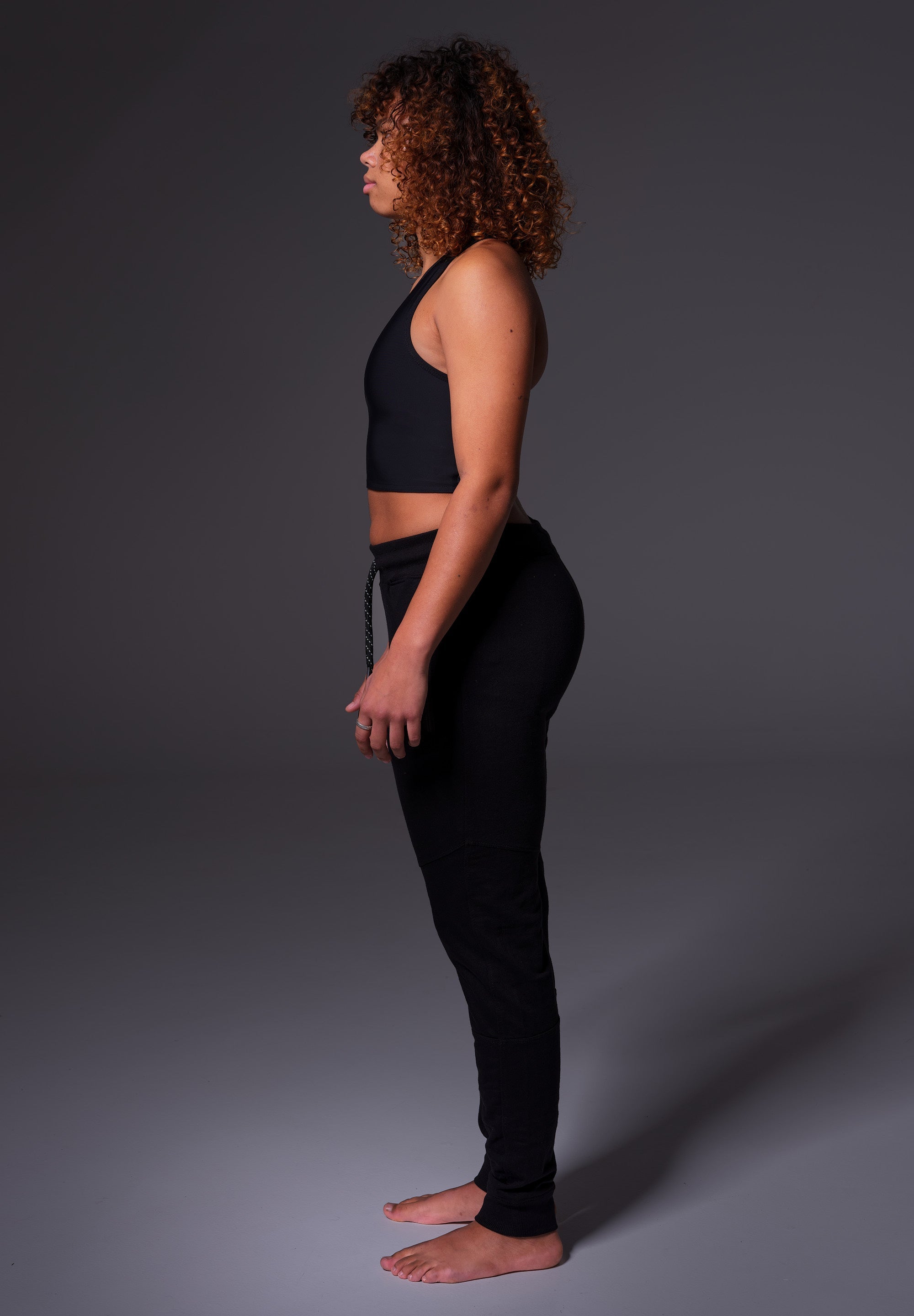 UNTAG Tank Short Binder von einem Model getragen in Schwarz (3)