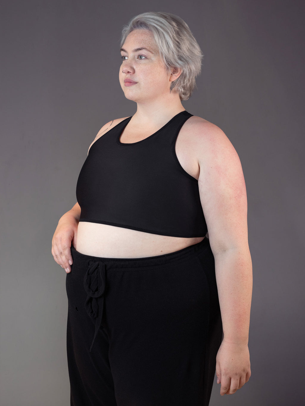 UNTAG Tank Short Binder Seitenansicht in Schwarz