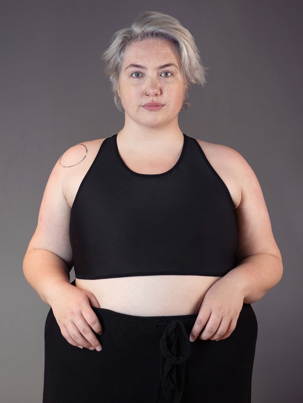 UNTAG Tank Short Binder Vorderansicht in Schwarz