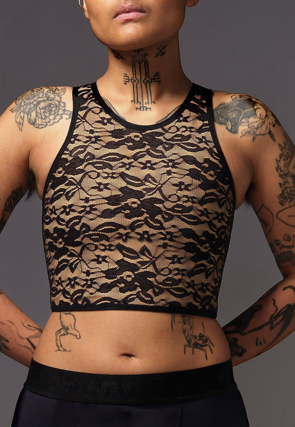 UNTAG Lace Short Binder von einem Model getragen in Caramel