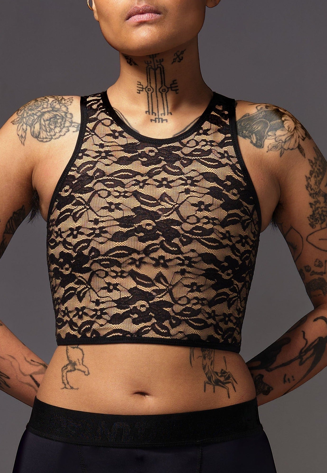 UNTAG Lace Short Binder von einem Model getragen in Caramel