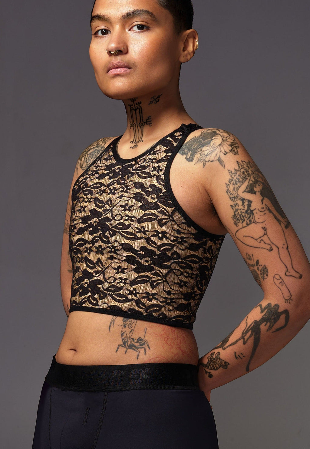 UNTAG Lace Short Binder von einem Model getragen in Caramel (4)
