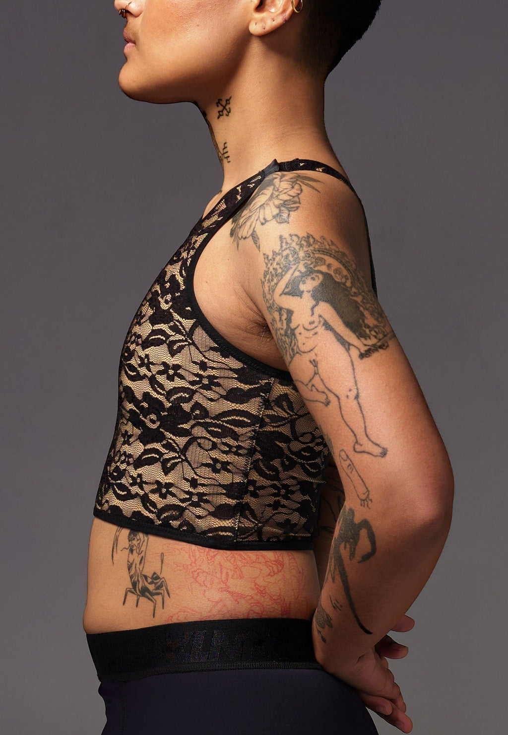 UNTAG Lace Short Binder von einem Model getragen in Caramel (2)