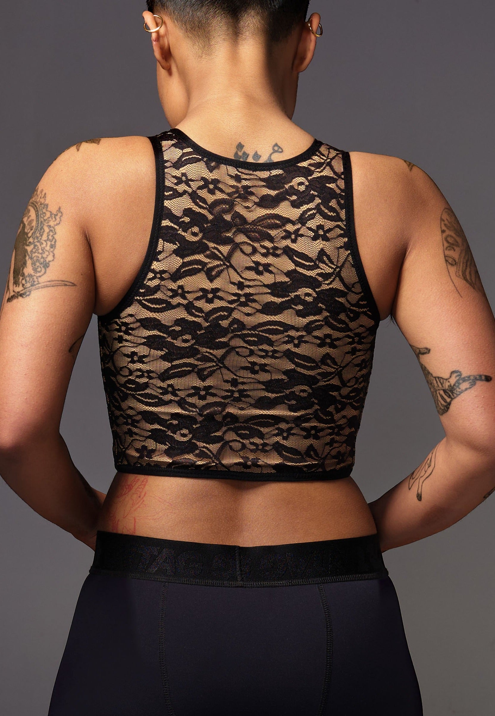 UNTAG Lace Short Binder von einem Model getragen in Caramel (3)
