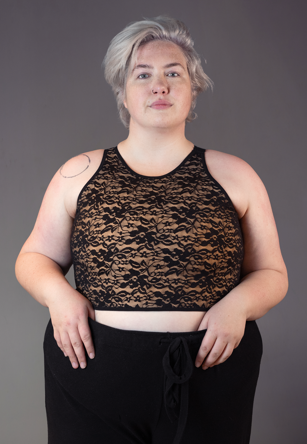 UNTAG Lace Short Binder Vorderansicht in Caramel (2)