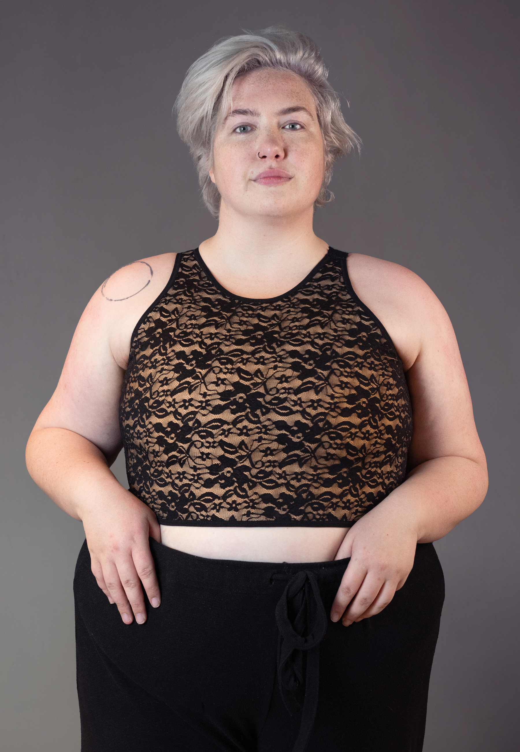 UNTAG Lace Short Binder Vorderansicht in Caramel (2)