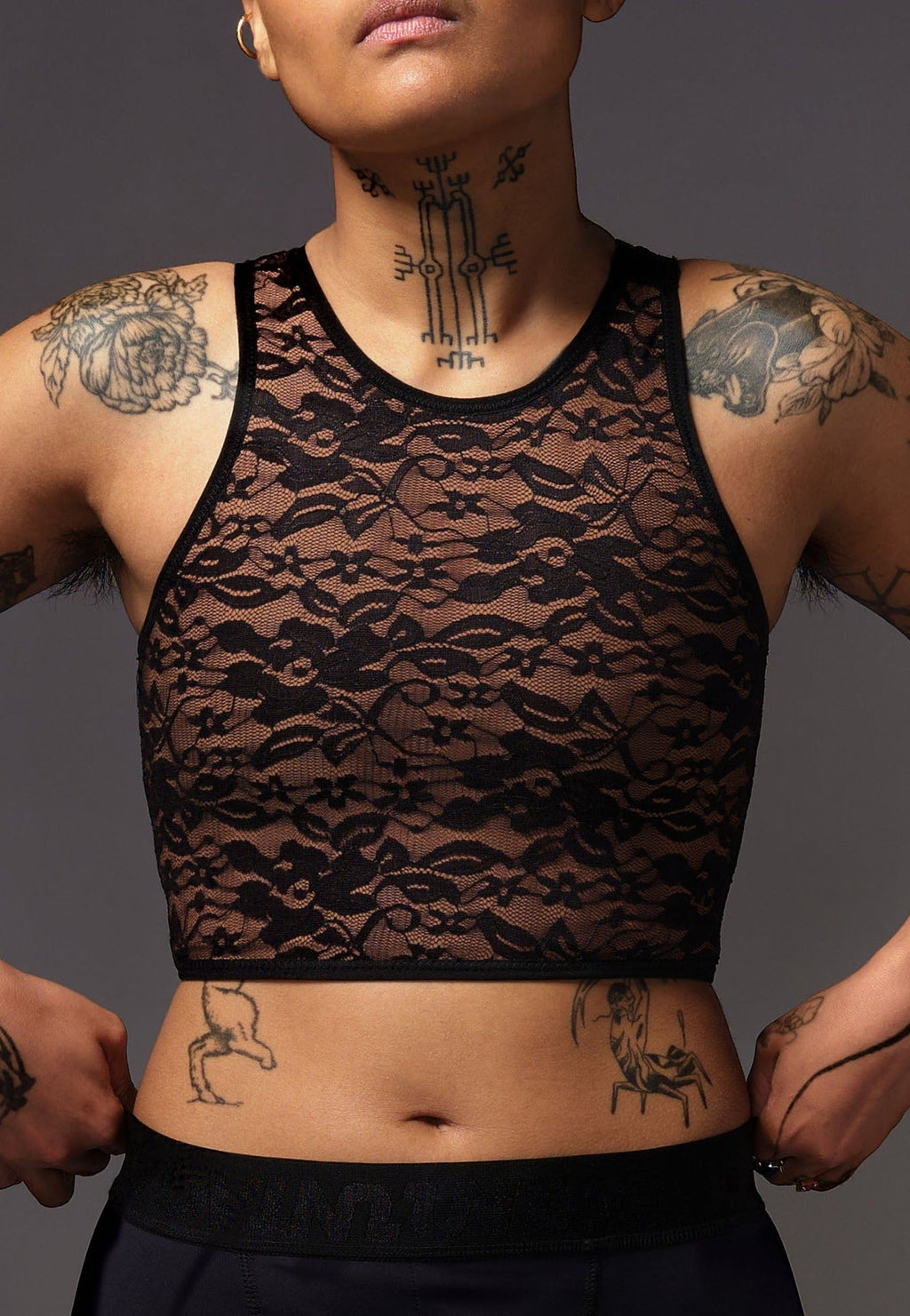 UNTAG Lace Short Binder von einem Model getragen in Chocolate