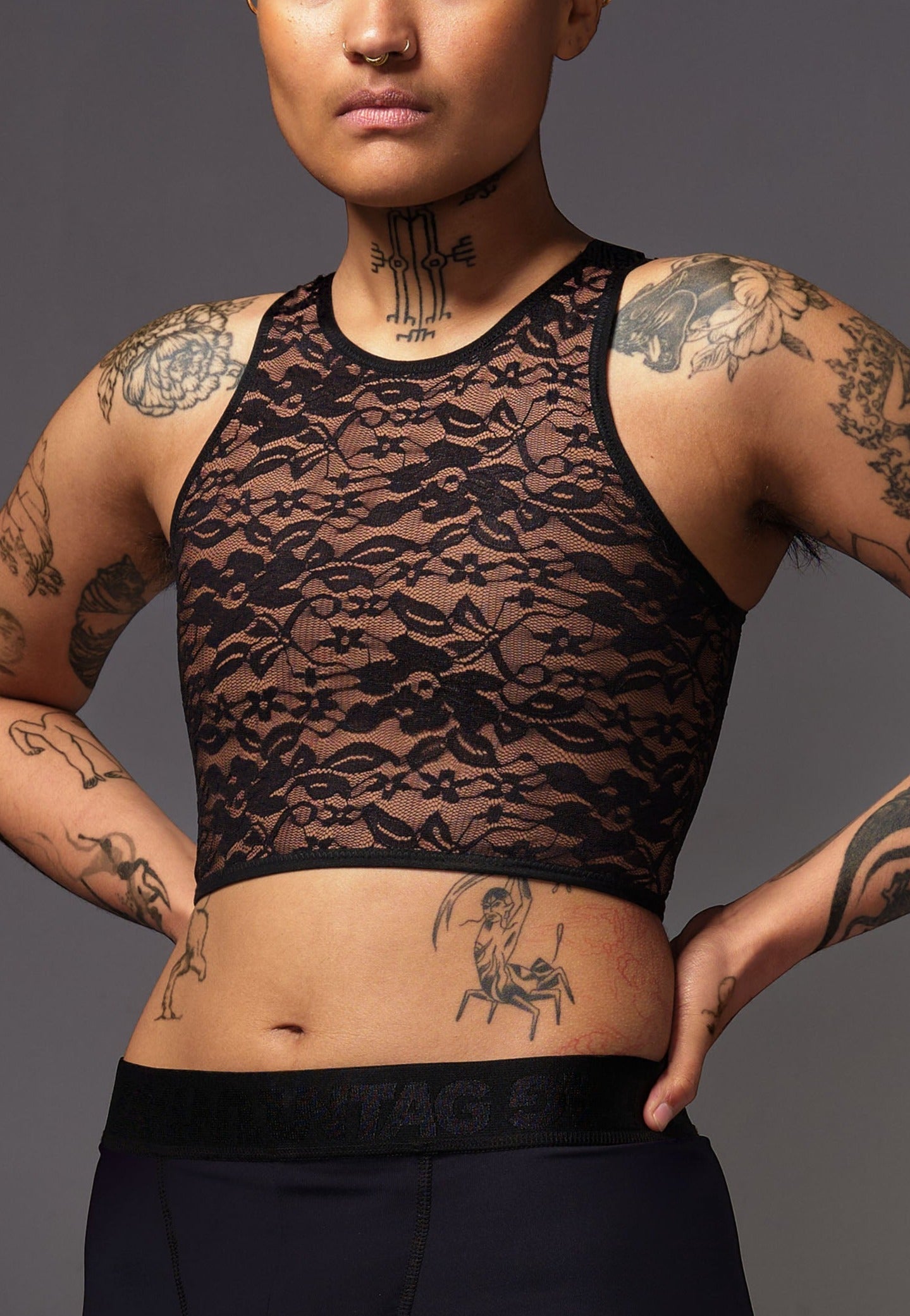 UNTAG Lace Short Binder von einem Model getragen in Chocolate (4)