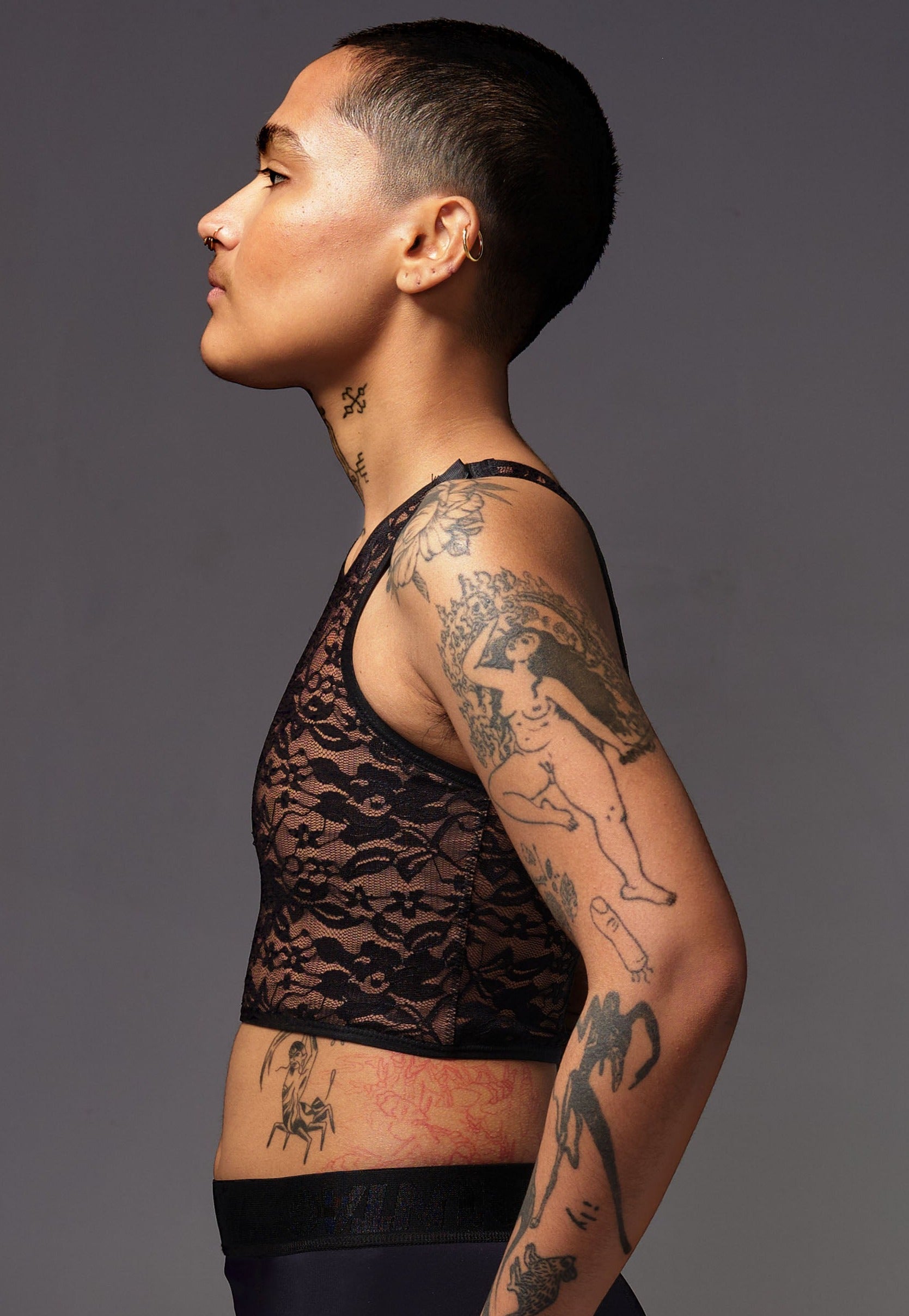 UNTAG Lace Short Binder von einem Model getragen in Chocolate (2)