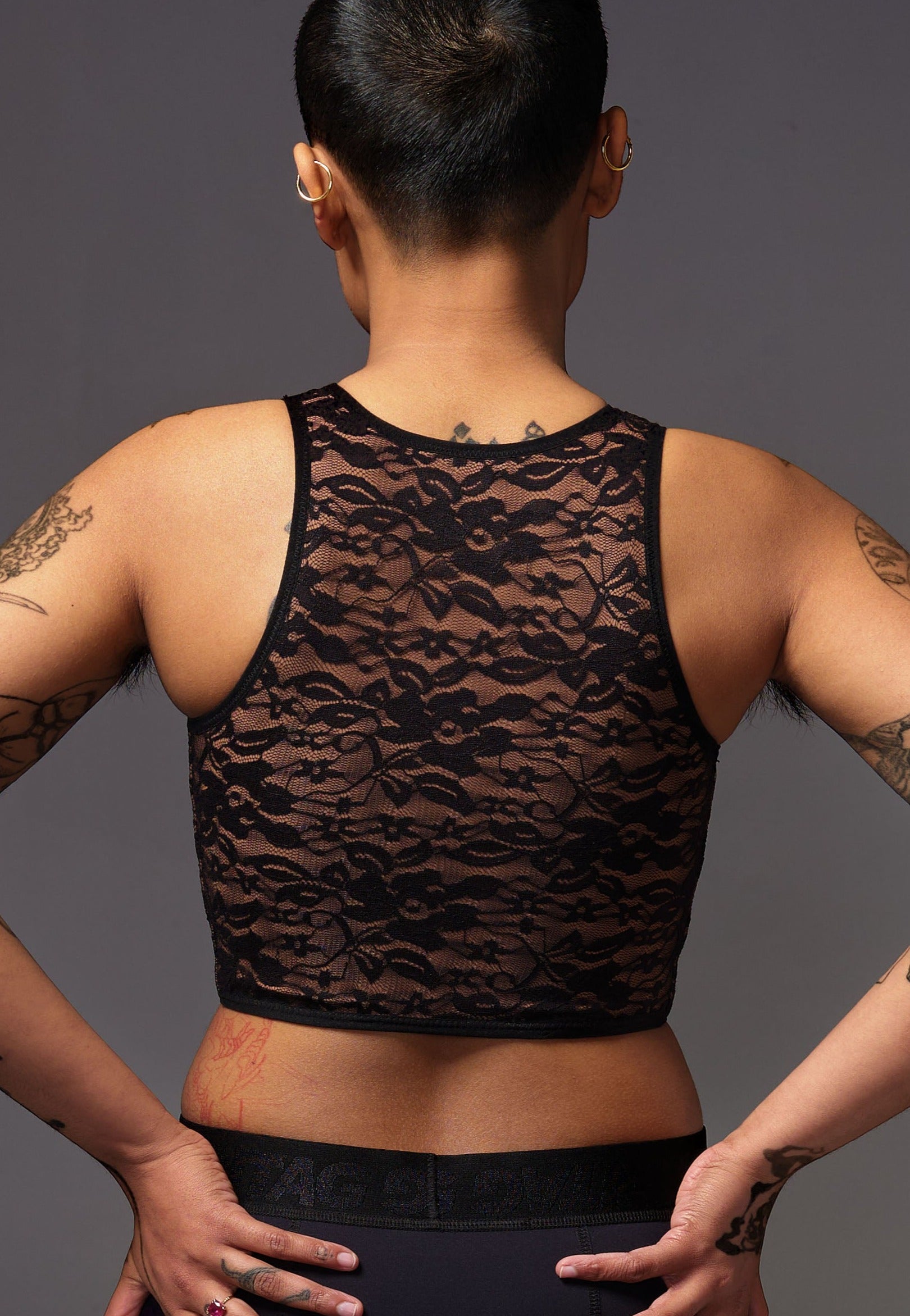 UNTAG Lace Short Binder von einem Model getragen in Chocolate (3)