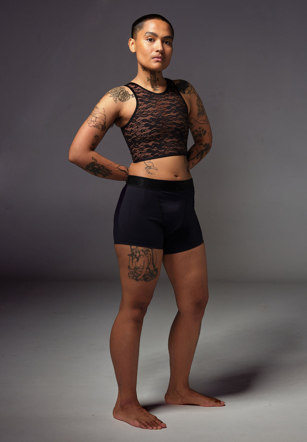 UNTAG Lace Short Binder von einem Model getragen in Chocolate (5)