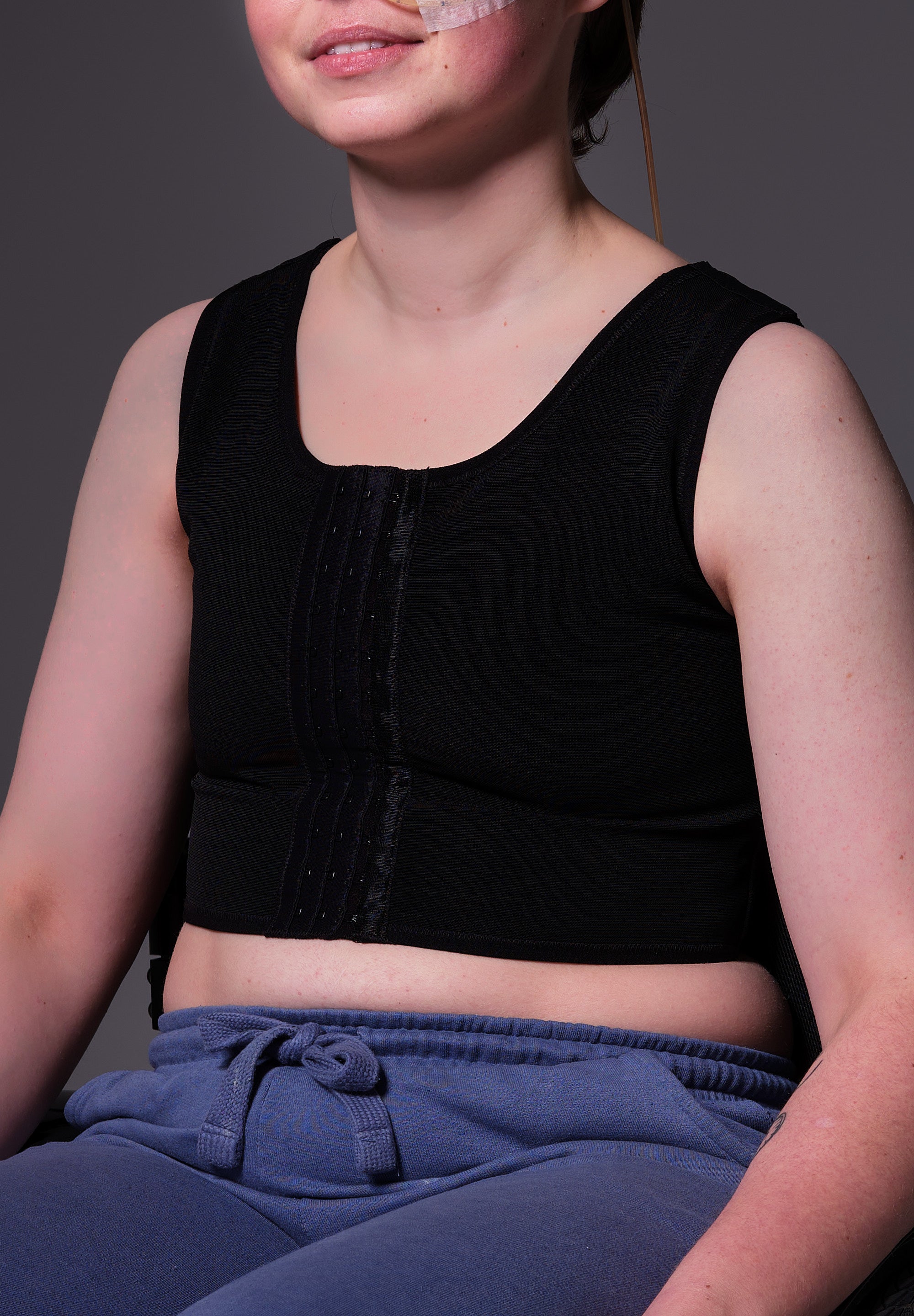UNTAG Advanced Short Binder mit verstellbaren Trägern von einem Model getragen in Schwarz