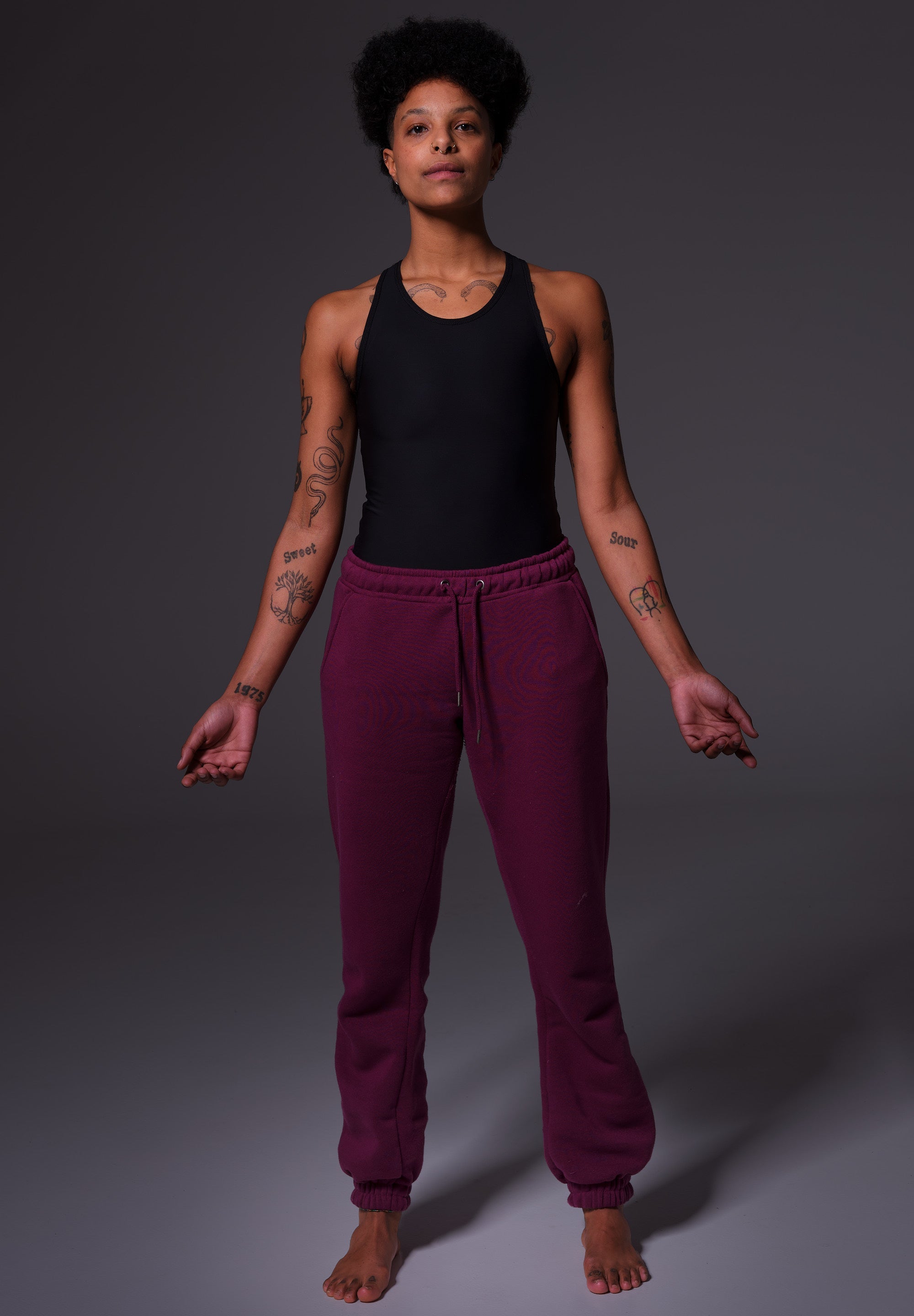 UNTAG Long Tank Binder von einem Model getragen in Schwarz (2)