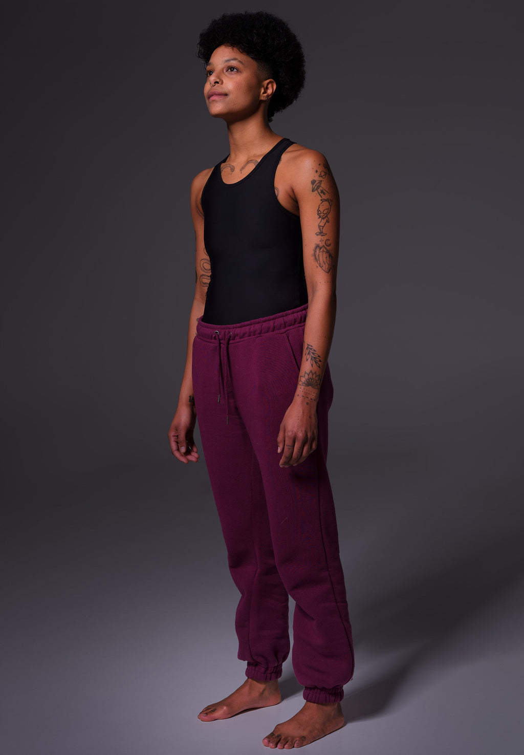 UNTAG Long Tank Binder von einem Model getragen in Schwarz (4)