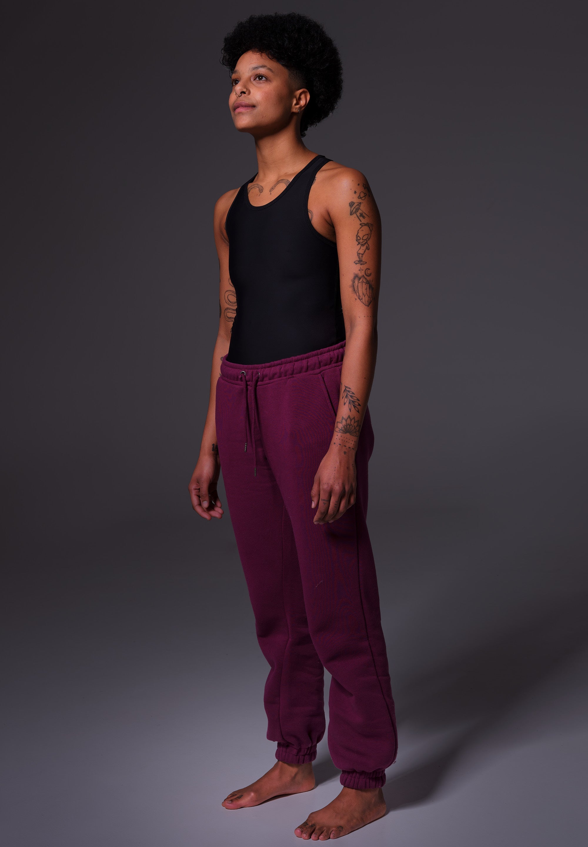 UNTAG Long Tank Binder von einem Model getragen in Schwarz (4)