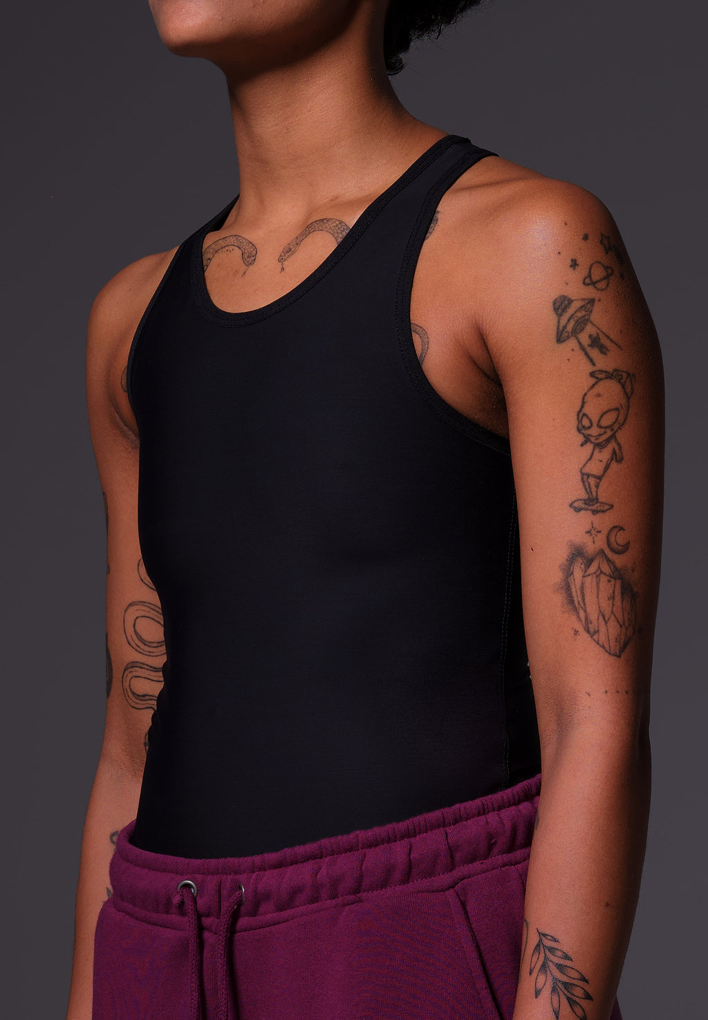 UNTAG Long Tank Binder von einem Model getragen in Schwarz