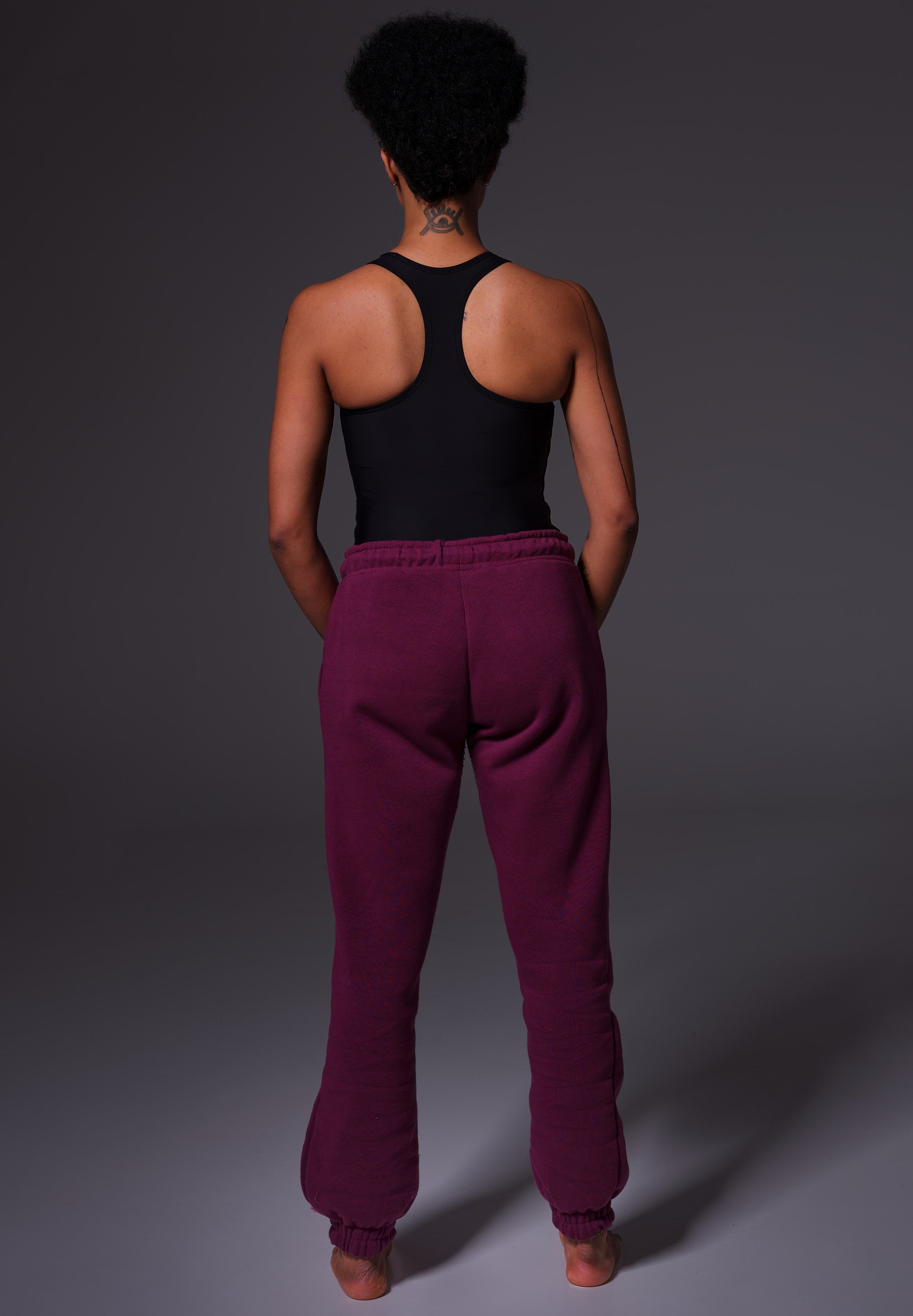 UNTAG Long Tank Binder von einem Model getragen in Schwarz (3)