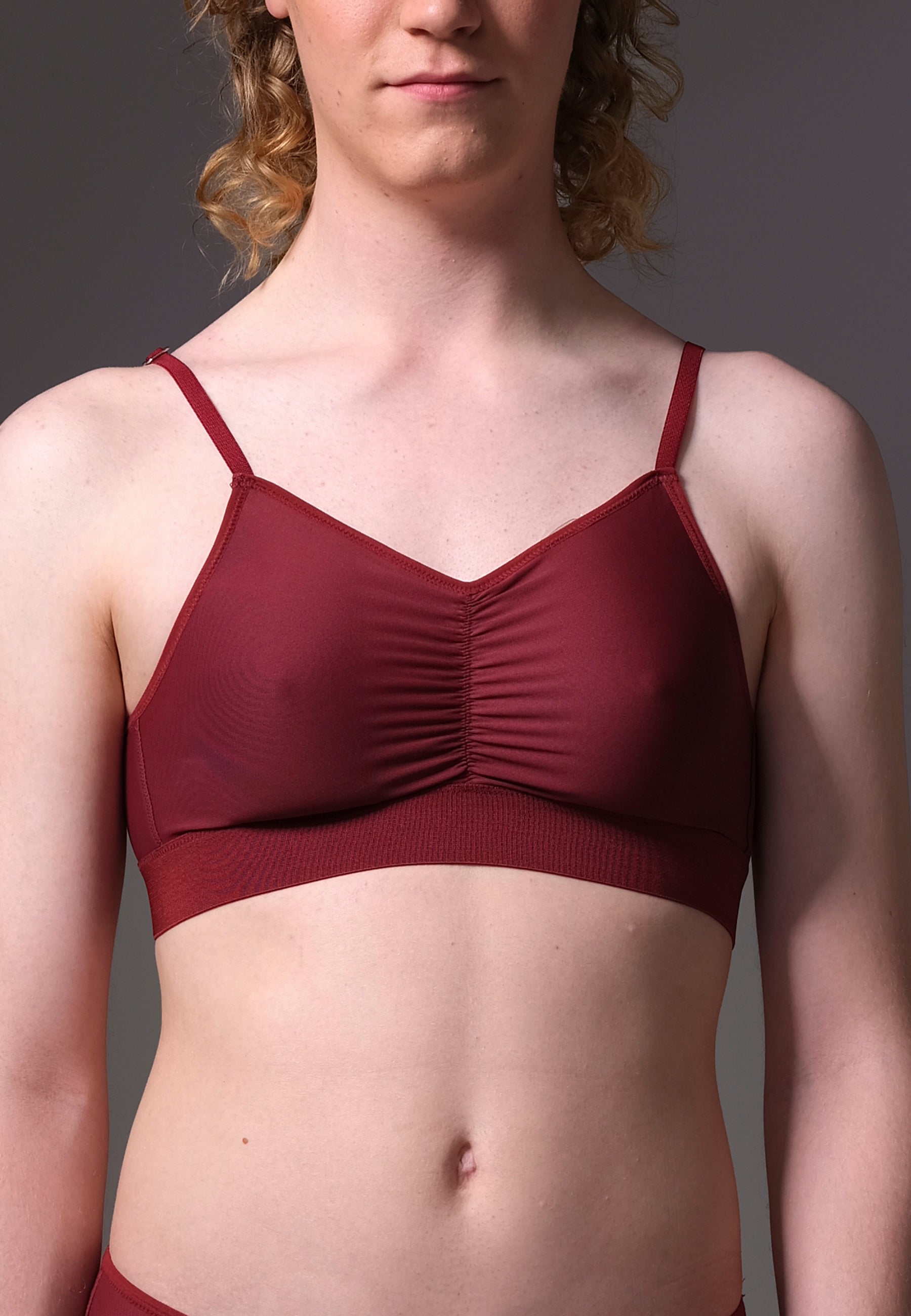 UNTAG BH-Top von einem Model getragen in Bordeaux