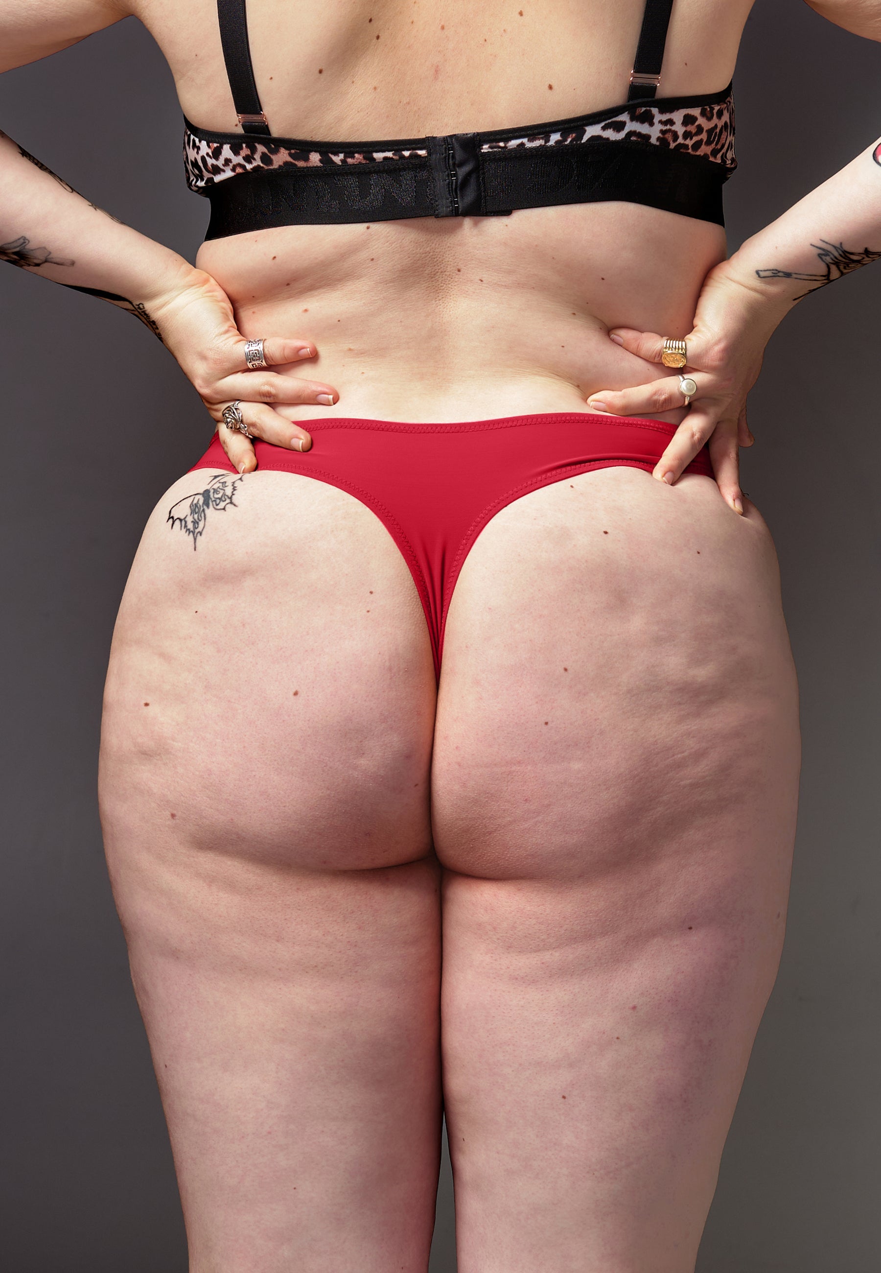 String de tucking affirmatif UNTAG, porté par un modèle en rouge (2)