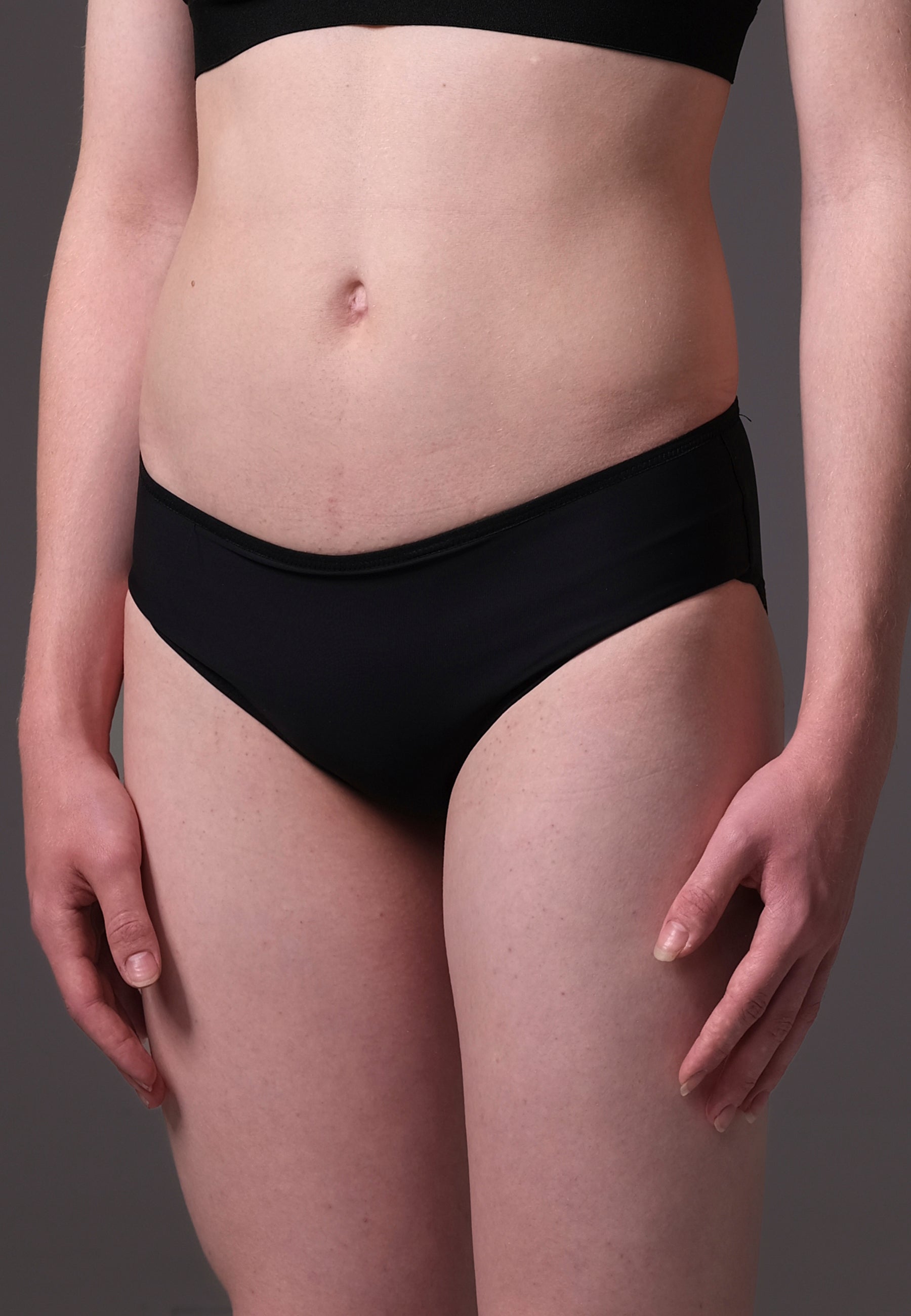 Slip de tucking affirmatif UNTAG, porté par un modèle en noir (3)