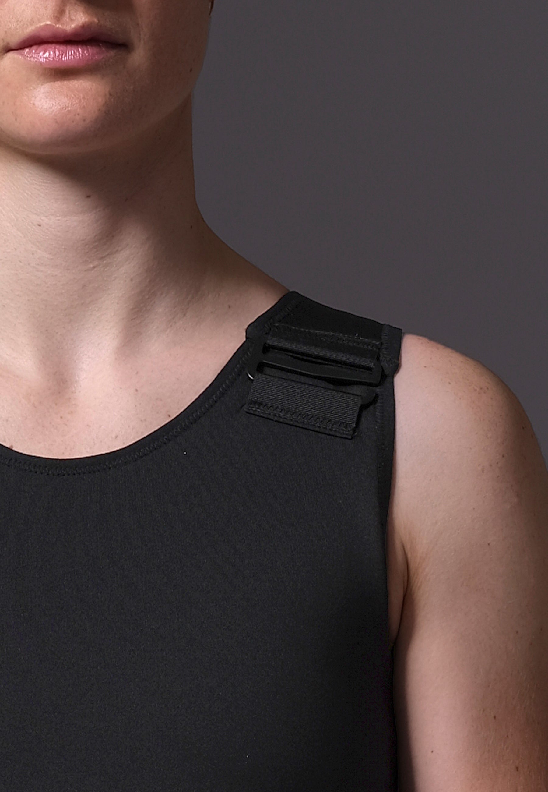 UNTAG Hook-Up zwembinder gedragen door model in zwart (3)
