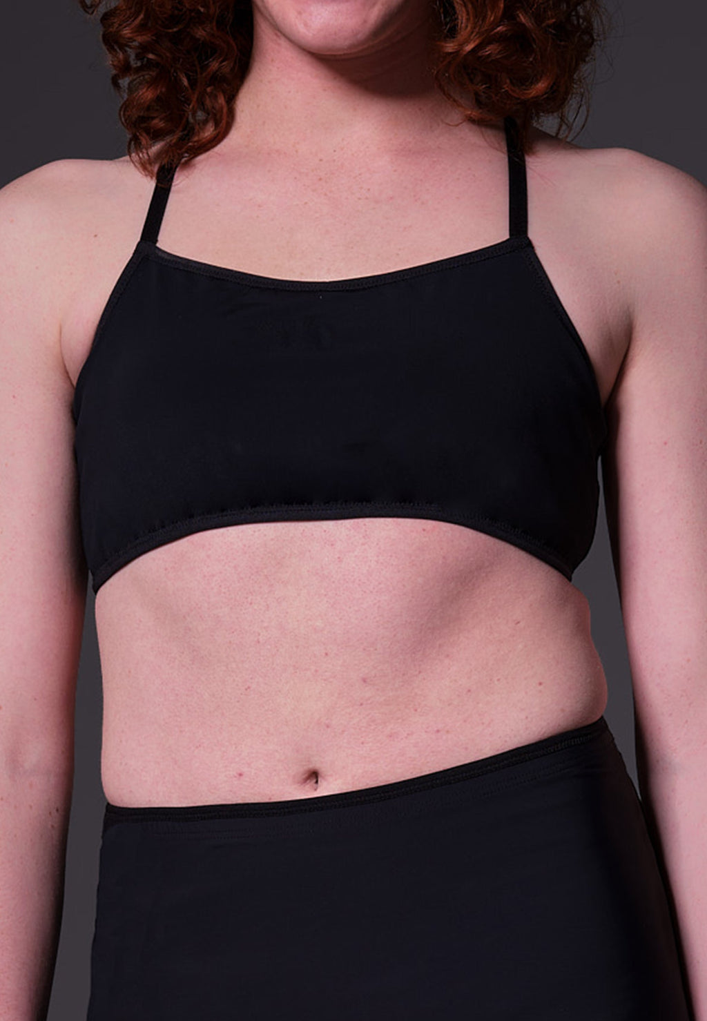 UNTAG Strappy Bikini-Top von einem Model getragen in Schwarz