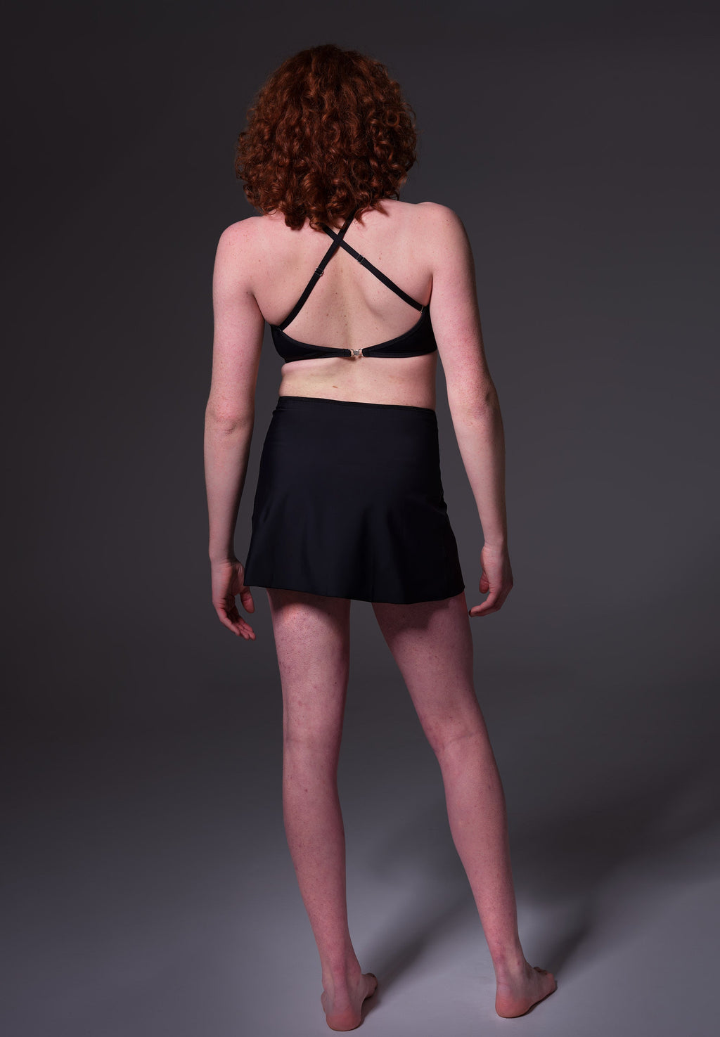 UNTAG Strappy Bikini-Top von einem Model getragen in Schwarz (3)