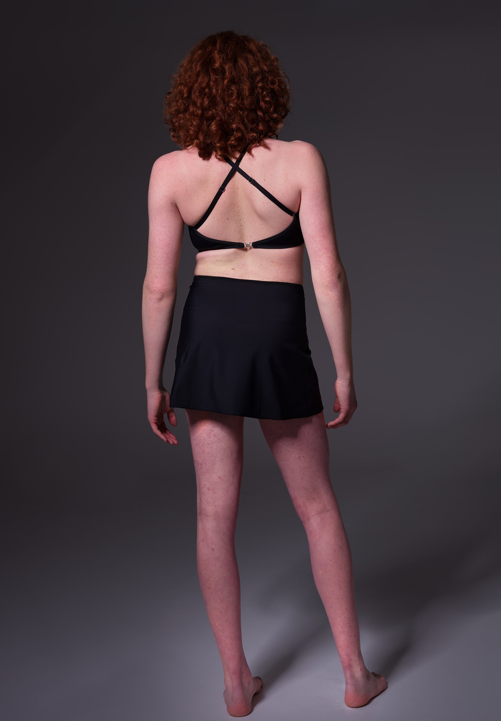 UNTAG Strappy Bikini-Top von einem Model getragen in Schwarz (3)