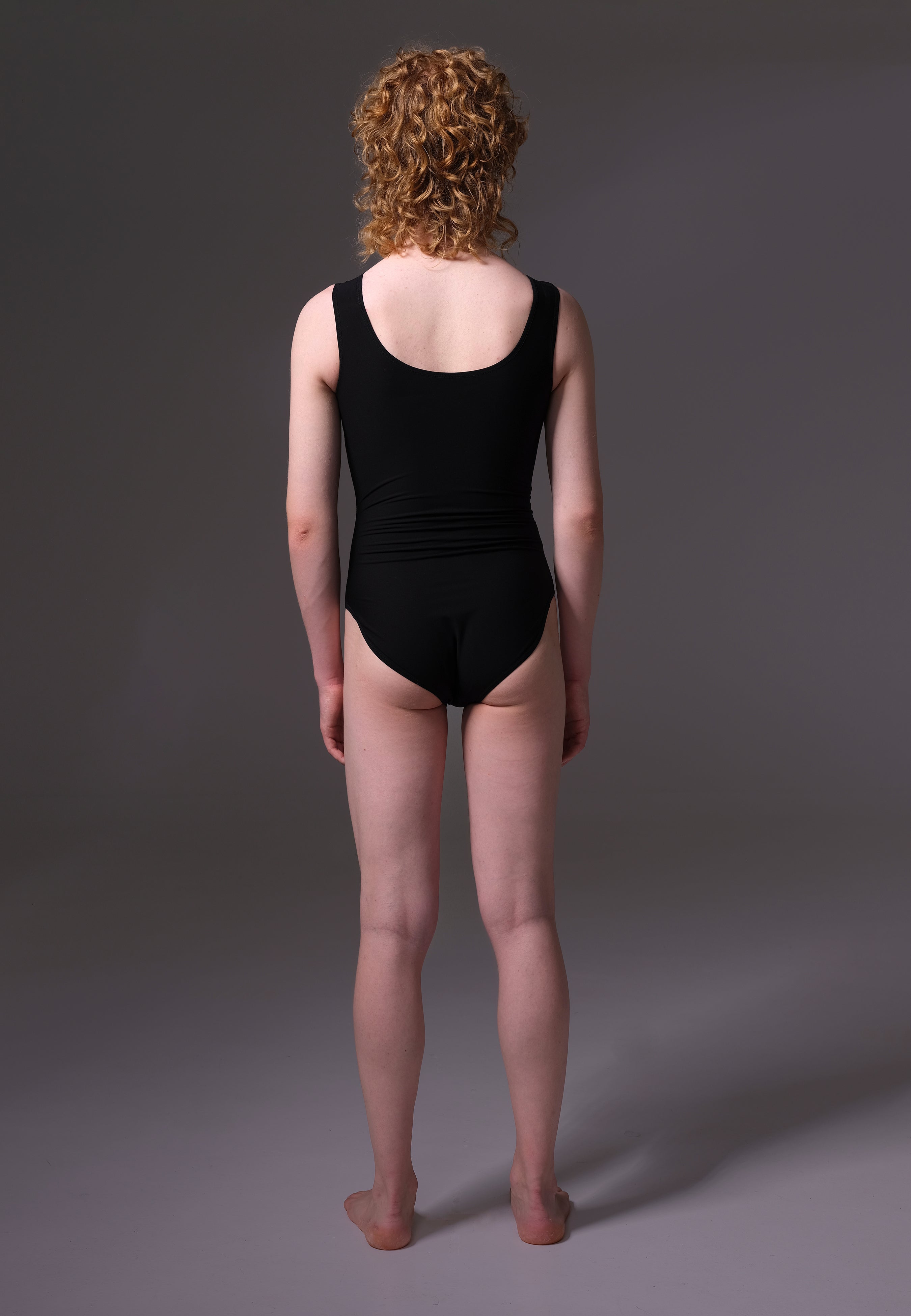 Maillot de bain tucking correcteur UNTAG porté par une modèle, vue de côté