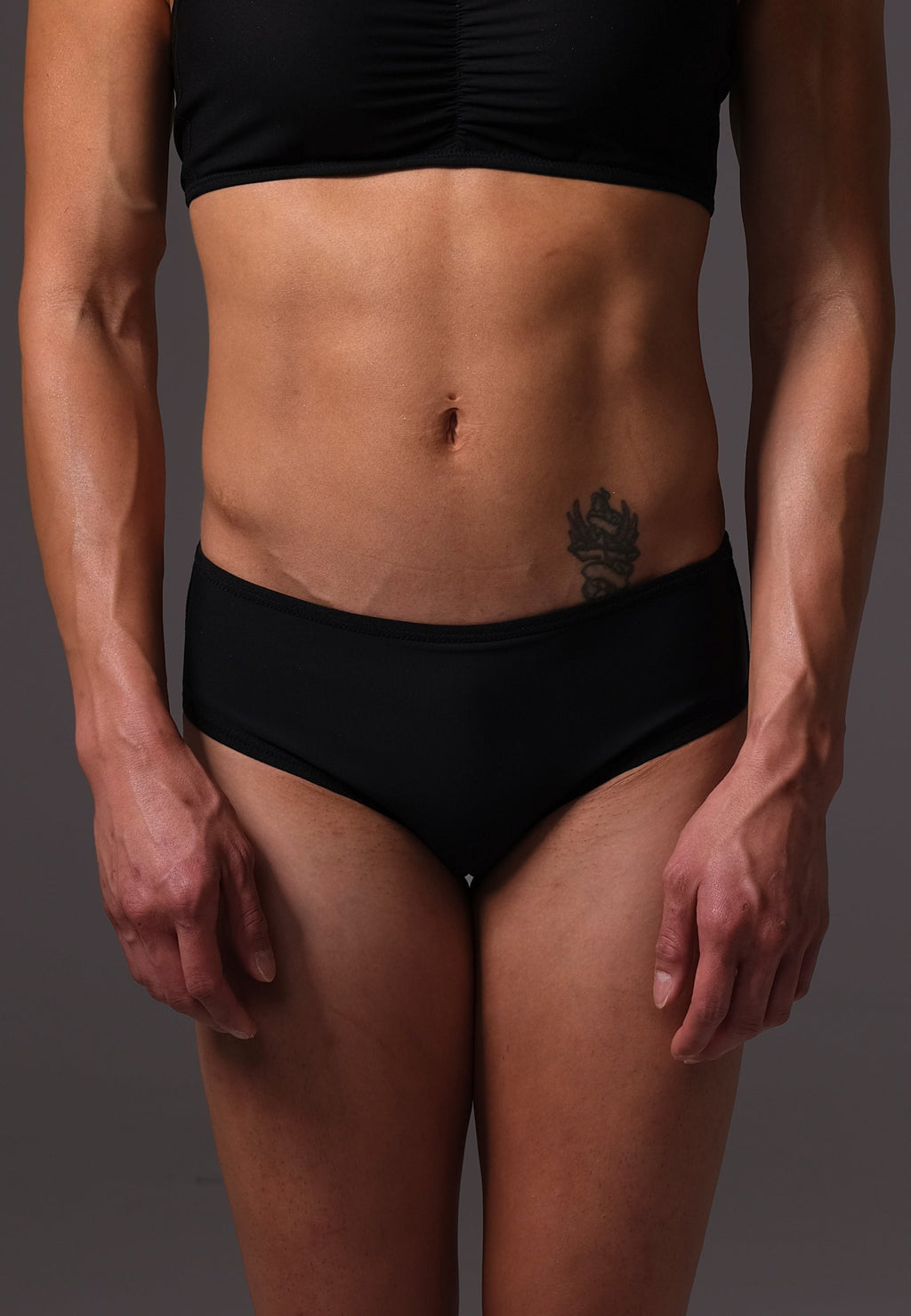 UNTAG Bikini-Tucking-Slip von einem Model getragen in Schwarz (2)
