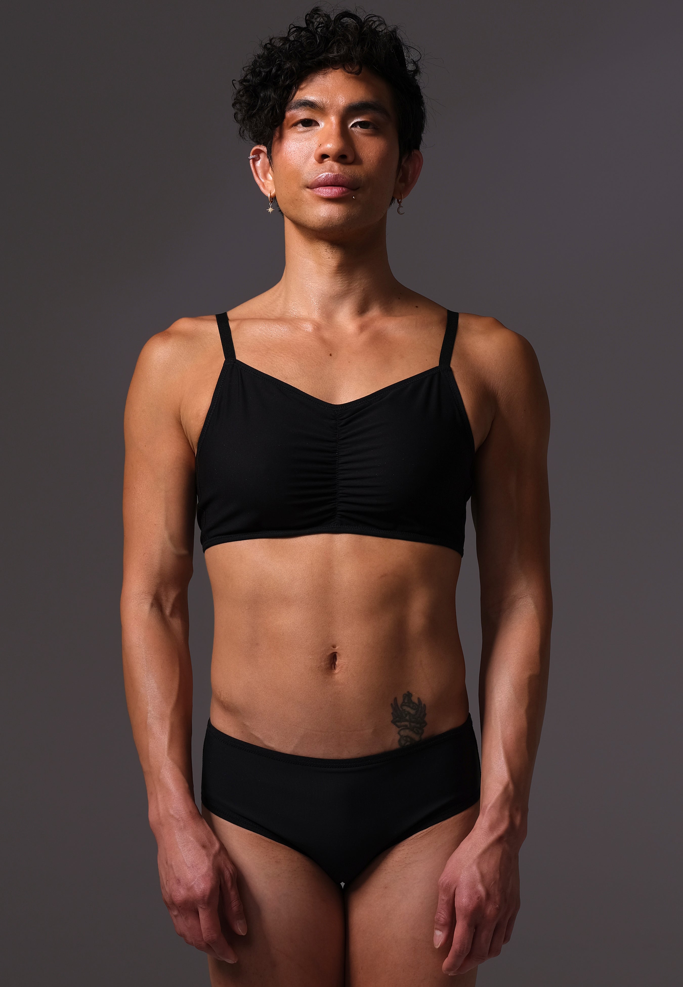Haut de bikini UNTAG en noir, porté par un modèle, de face