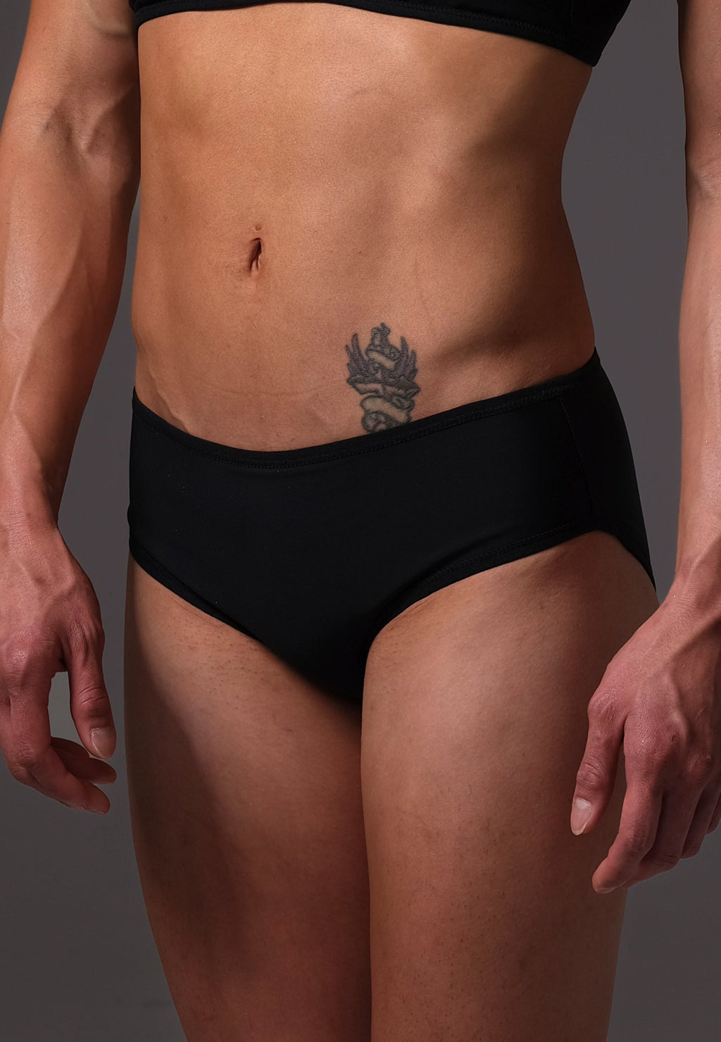 UNTAG Bikini-Tucking-Slip von einem Model getragen in Schwarz