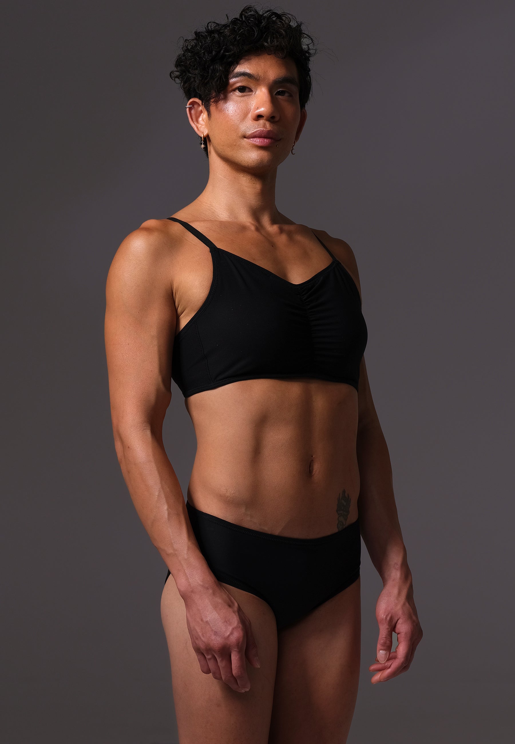 UNTAG Bikini-Tucking-Slip von einem Model getragen in Schwarz (4)