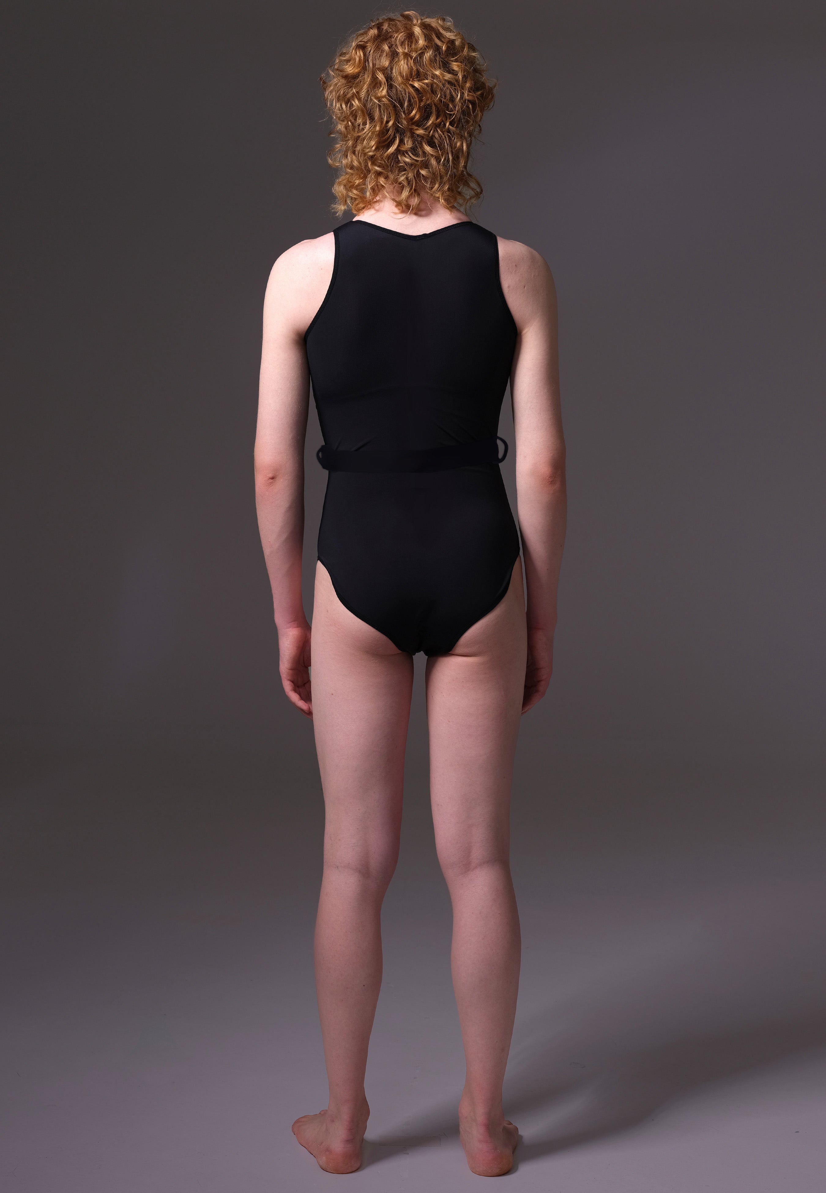 Maillot de bain de tucking affirmatif UNTAG avec fermeture éclair en noir, porté par un modèle, de dos