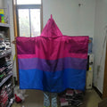 Cape Pride avec hoodie aux couleurs du drapeau bisexuel